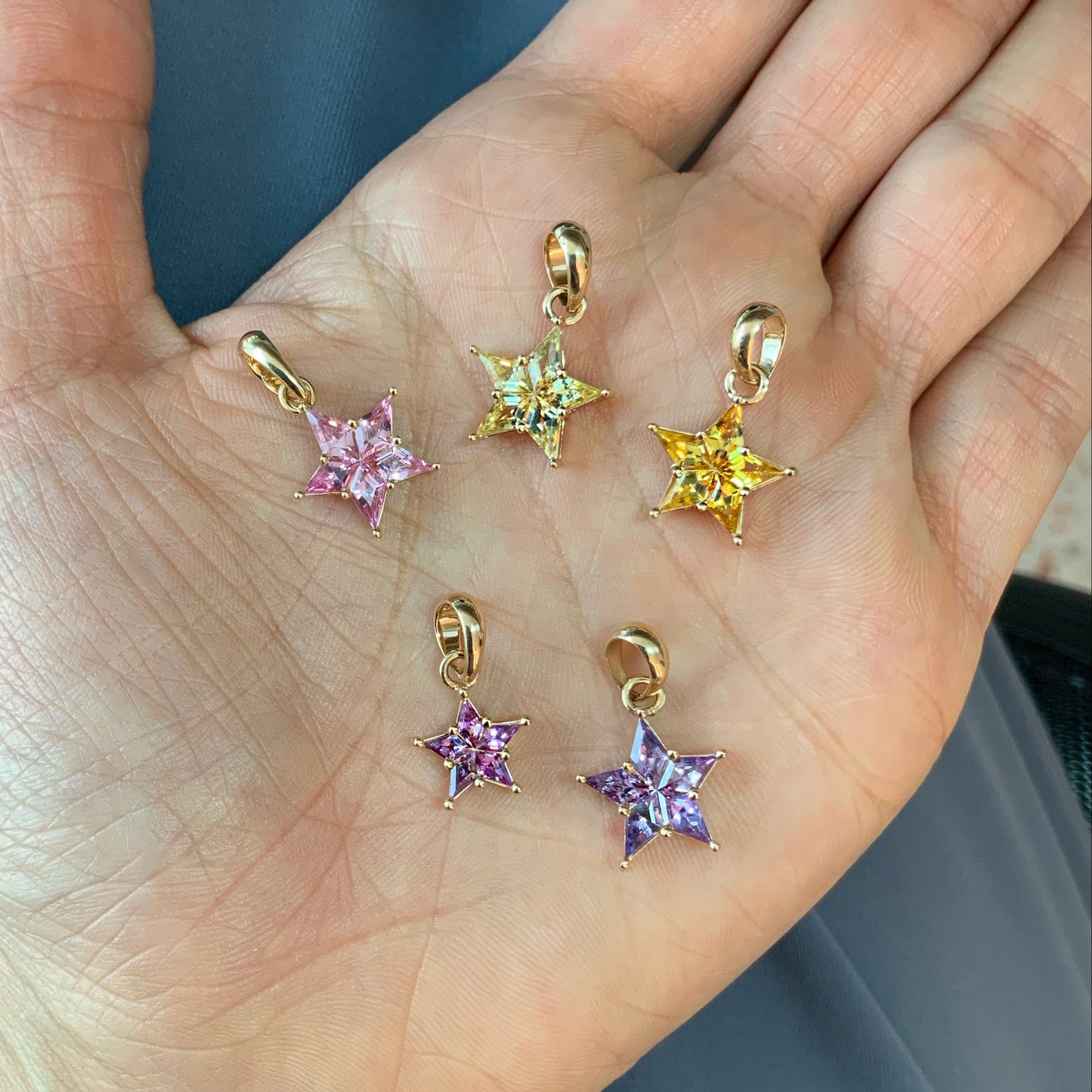 ENTREGA INMEDIATA / PIEZA ÚNICA / Charm Estrella Rompecabezas de Zafiros Rosas / Oro amarillo 14K / SIN CADENA