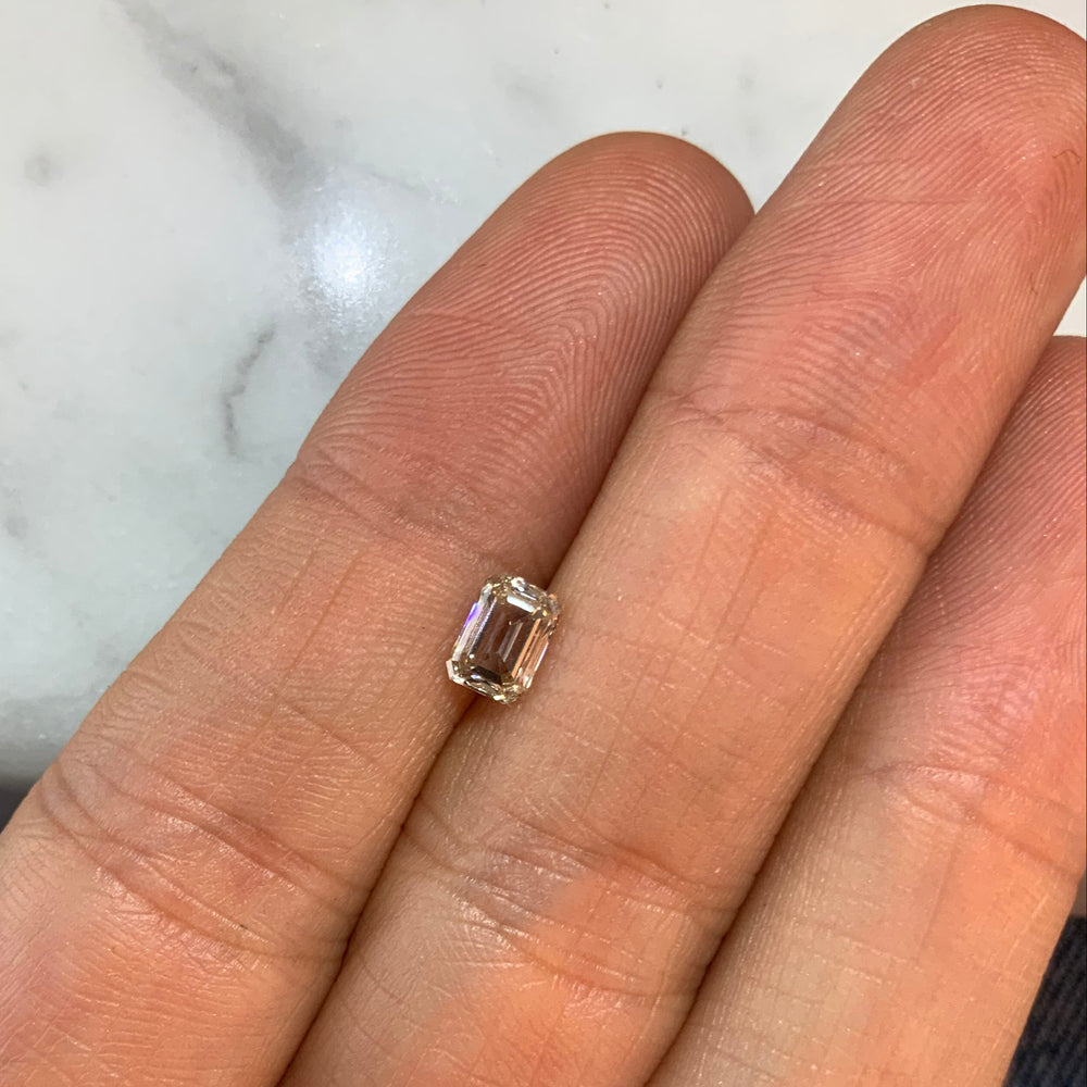 
                      
                        K - Diamante Champagne Corte Esmeralda de 0.59ct / Medidas 5.6 x 4mm
                      
                    