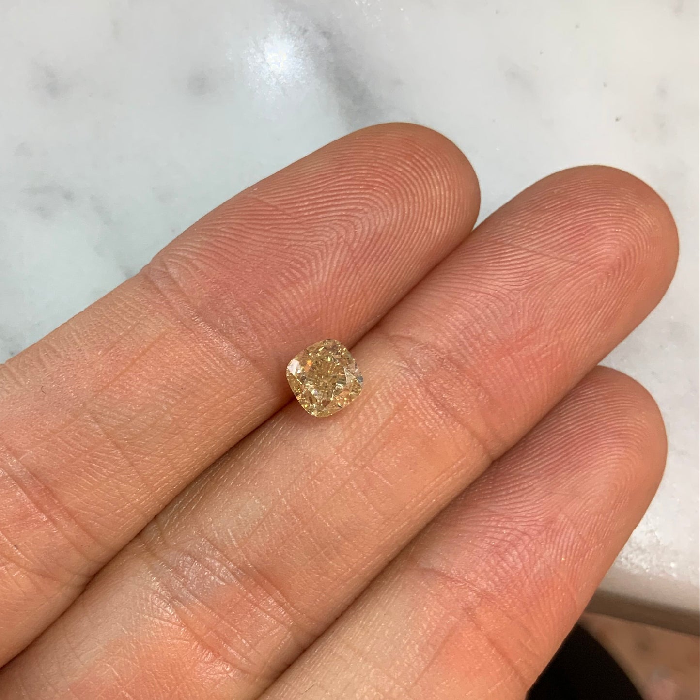 G - Diamante Con Tono Amarillo Corte Cushion de 1.01ct / Medidas 5.1 x 5 mm
