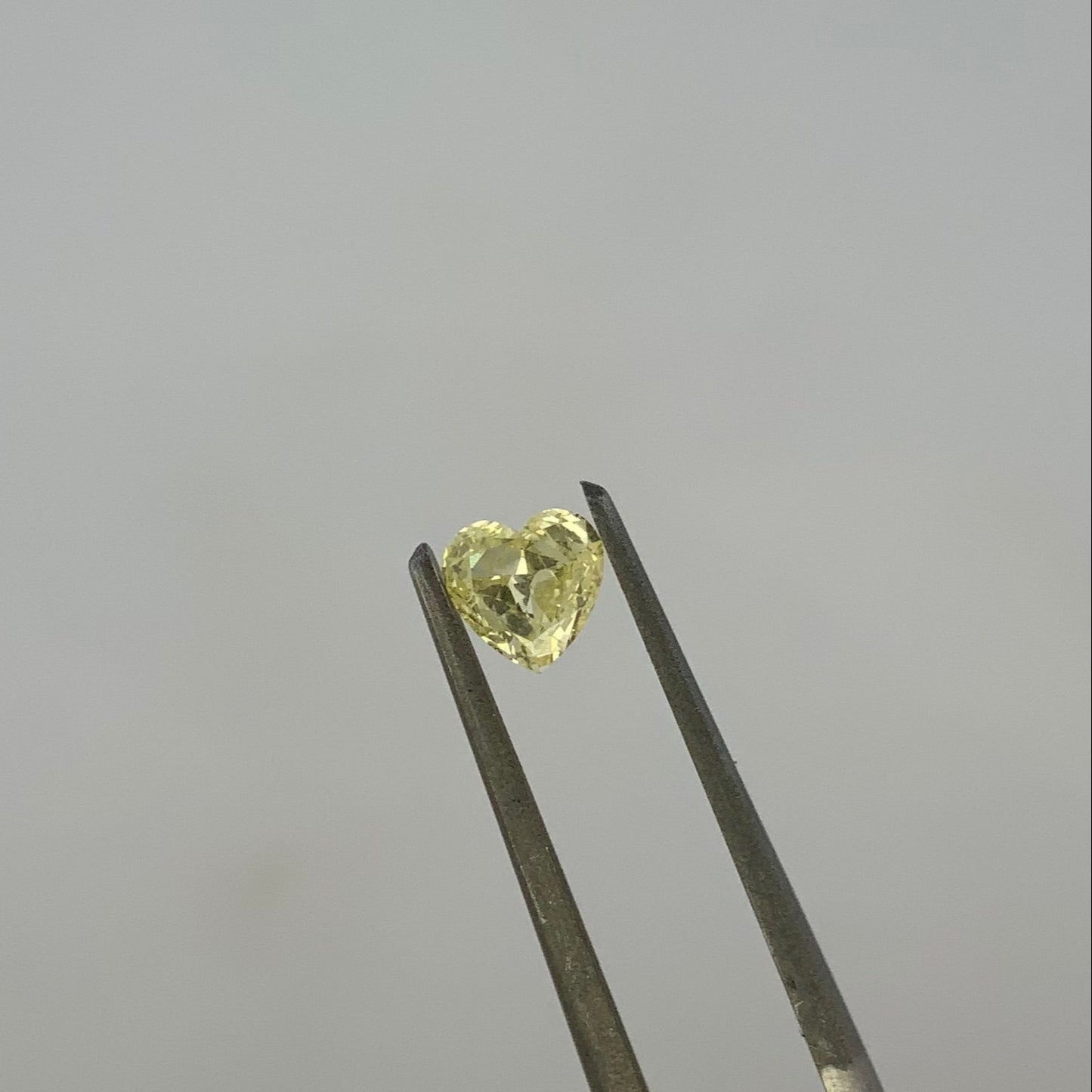 M - Diamante Amarillo Corte Corazón de 0.42ct / Medidas 4.5 x 4.6mm