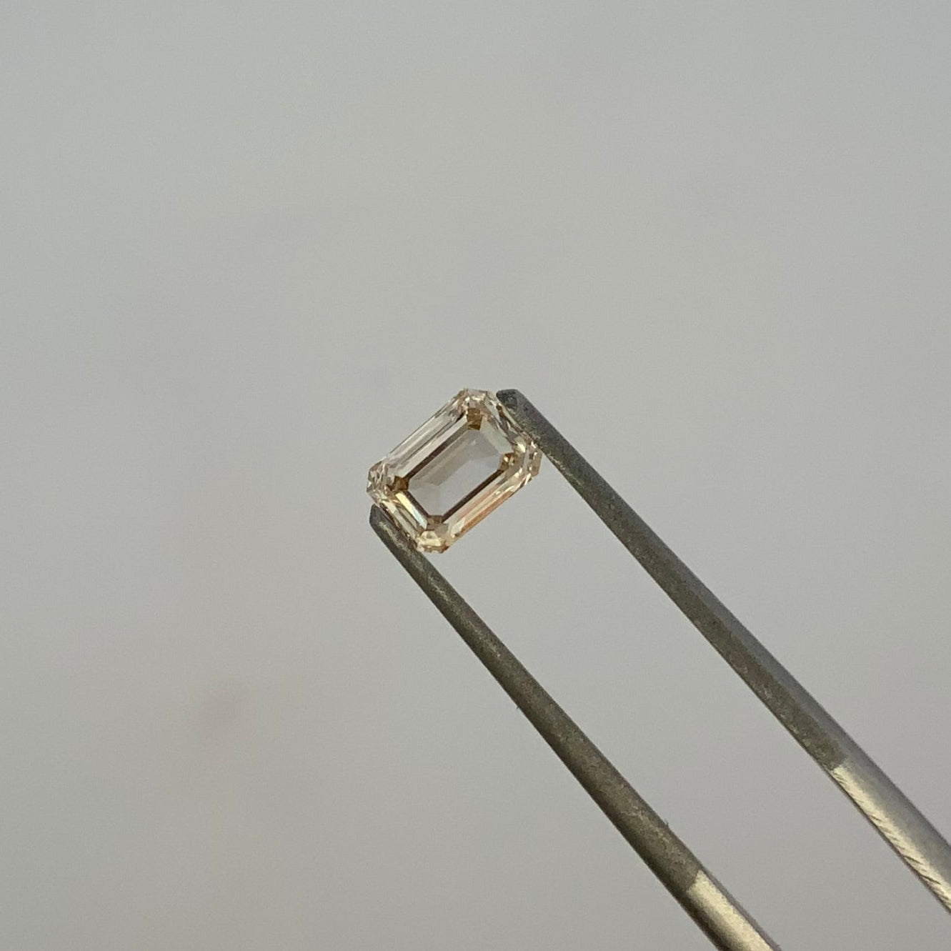 K - Diamante Champagne Corte Esmeralda de 0.59ct / Medidas 5.6 x 4mm