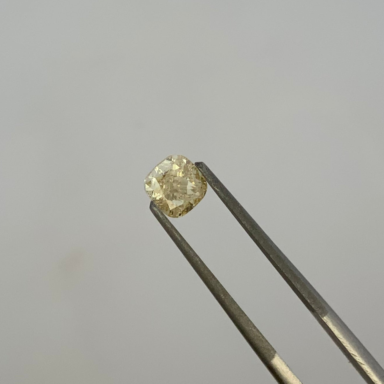 G - Diamante Con Tono Amarillo Corte Cushion de 1.01ct / Medidas 5.1 x 5 mm