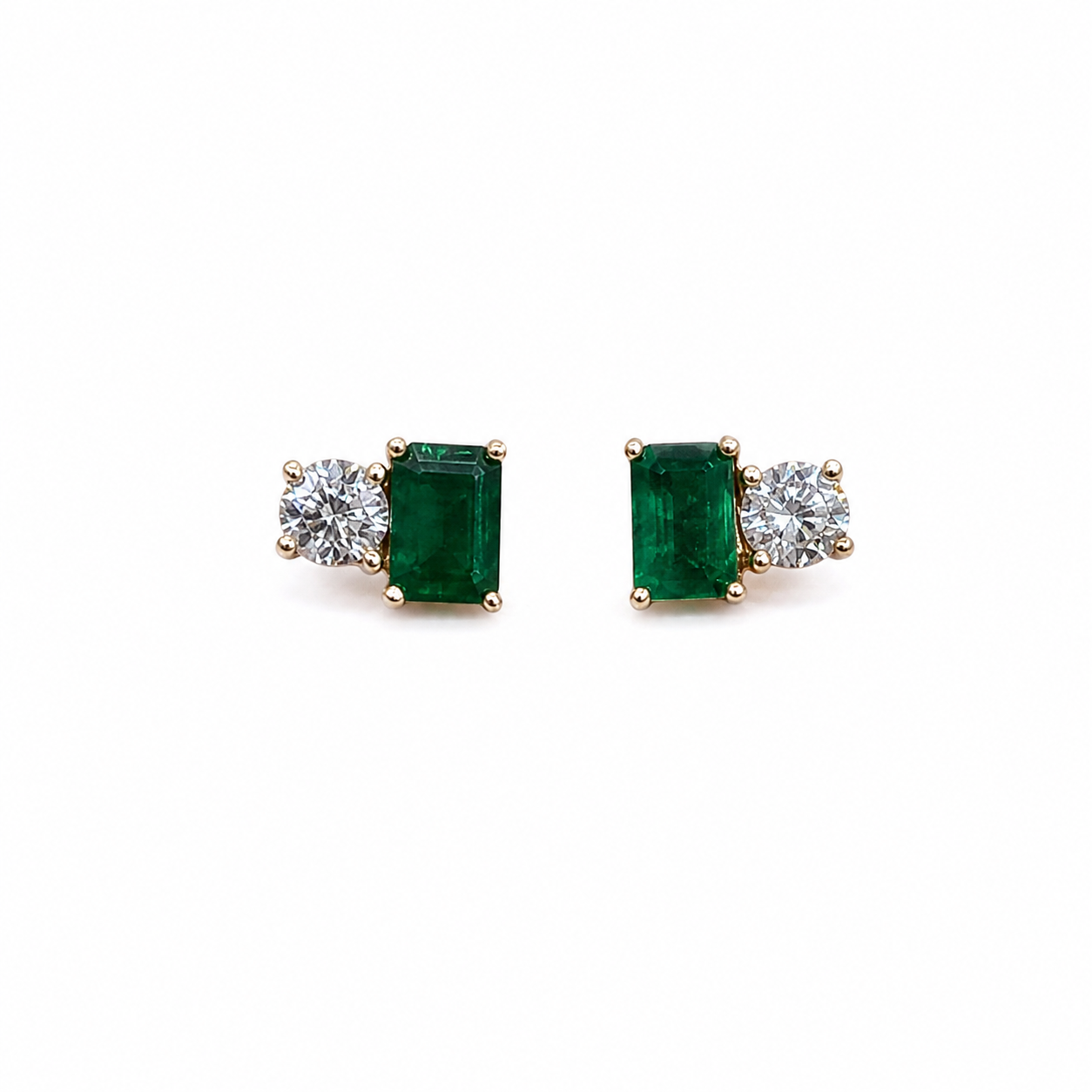 Par de Aretes de Esmeralda y diamantes de 0.25ct cada uno (tres pares)