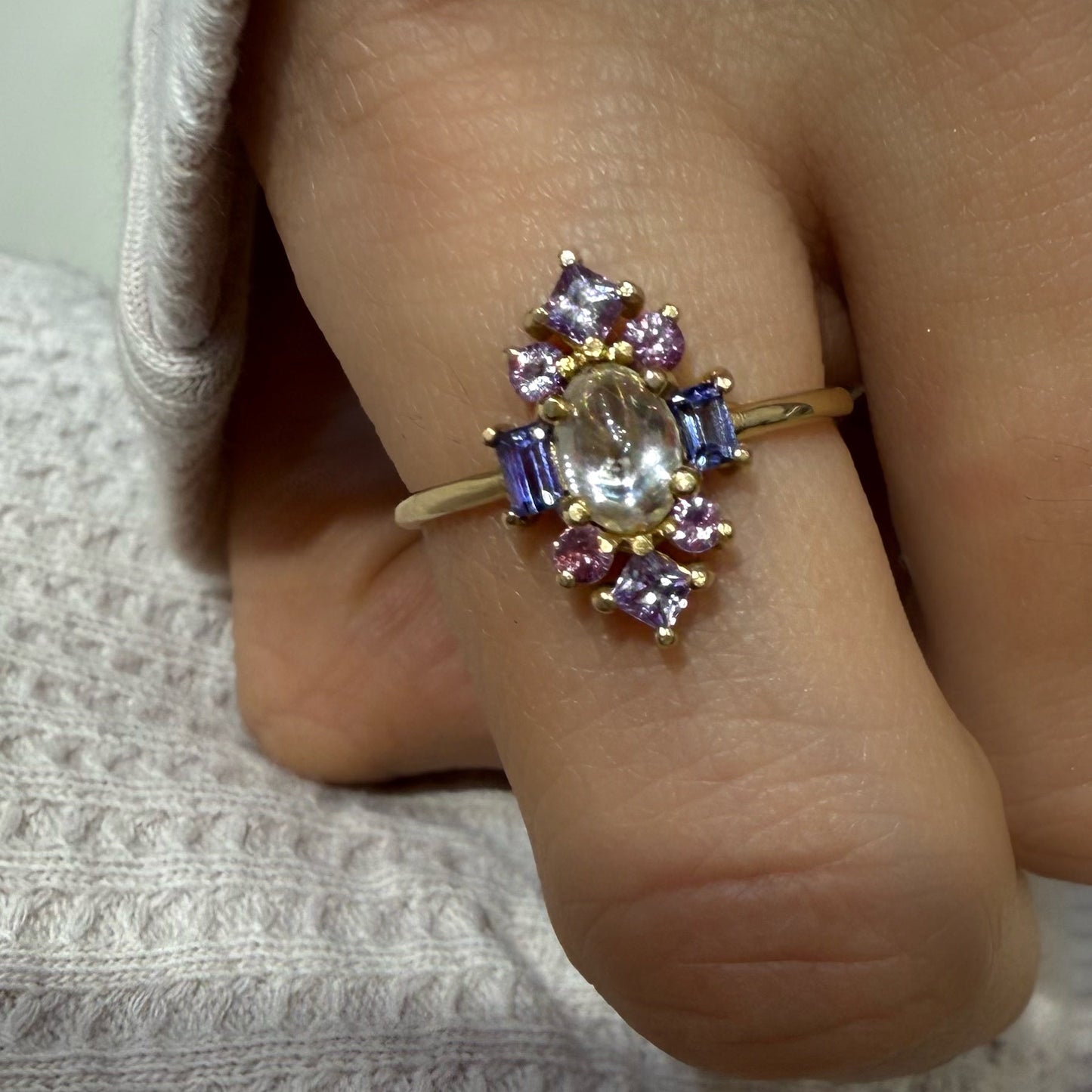 ENTREGA INMEDIATA / PIEZA ÚNICA / Anillo de Diamante Blanco Cabujón con Zafiros Rosas y Morados