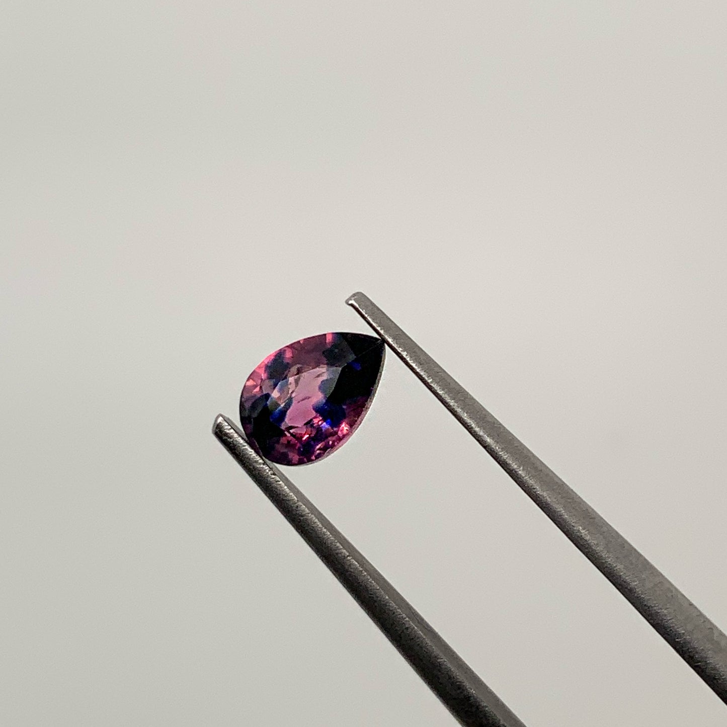ADVANCE / SECTION Winza Sapphire Drop “C” of 0.56ct, total value 15,560 pesos