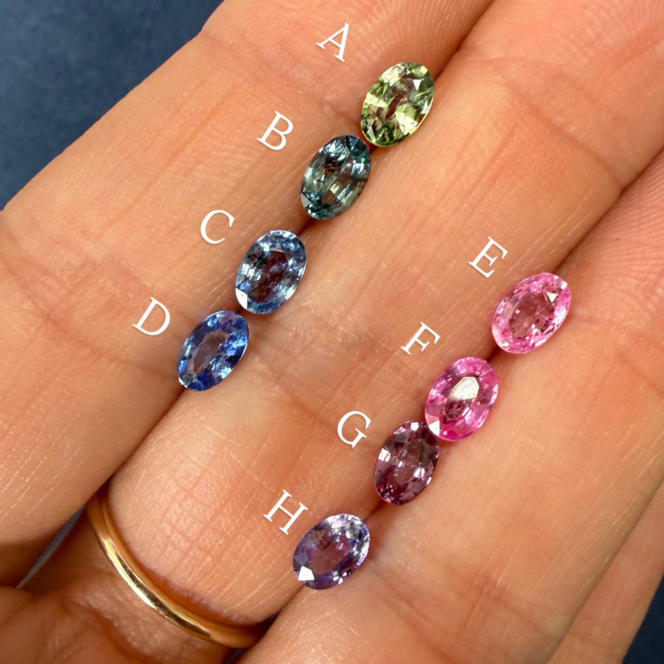 Anillo Curvo Oval con Zafiros Arcoíris