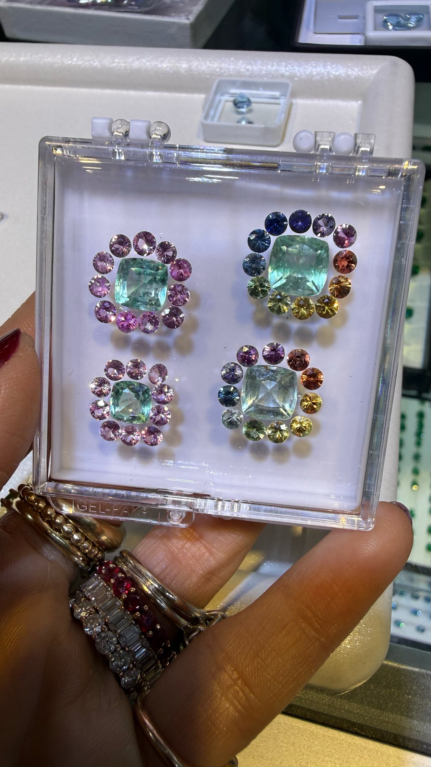 Anillos de Esmeralda Cushion con Halos de Zafiros