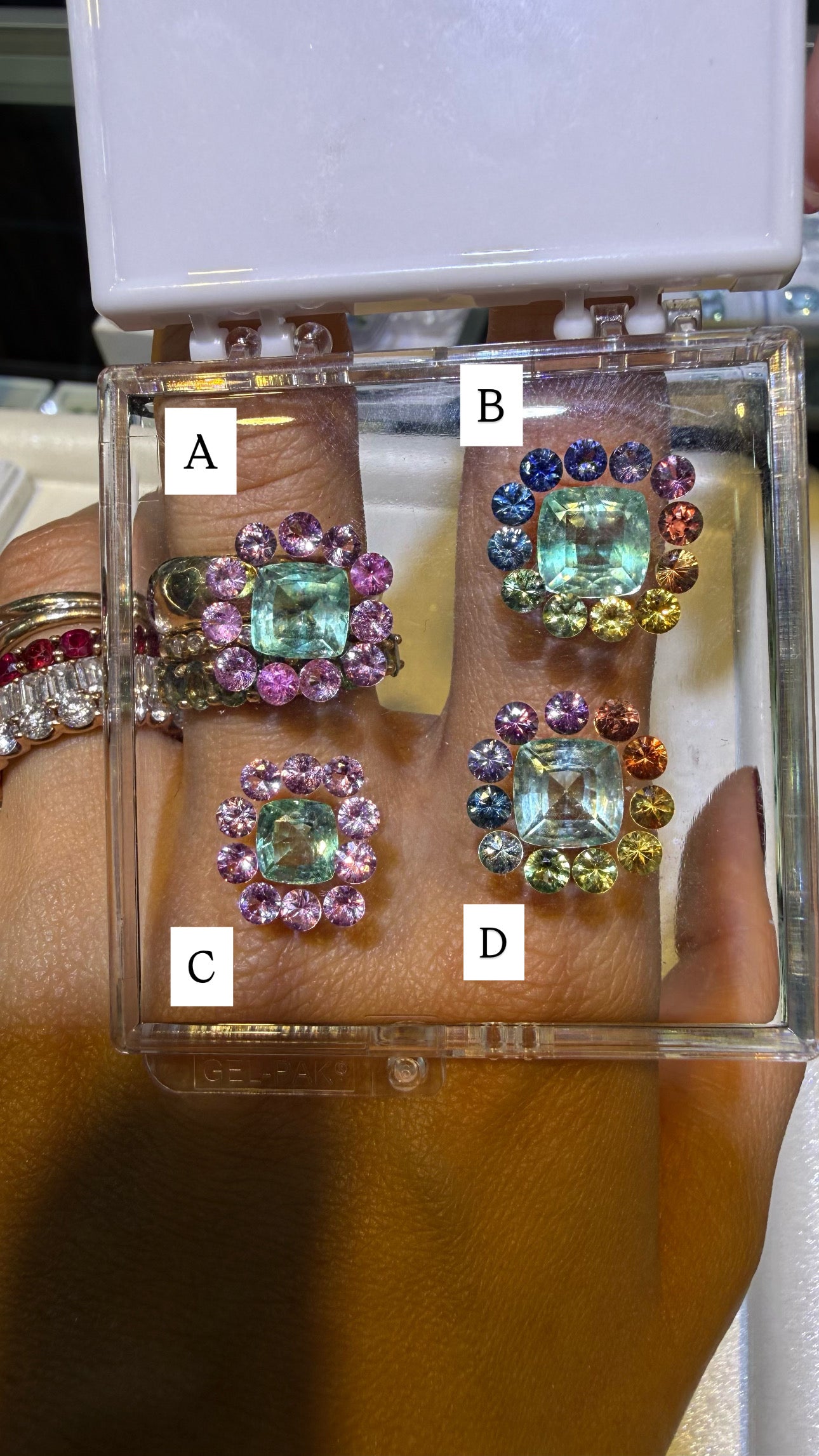 Anillos de Esmeralda Cushion con Halos de Zafiros