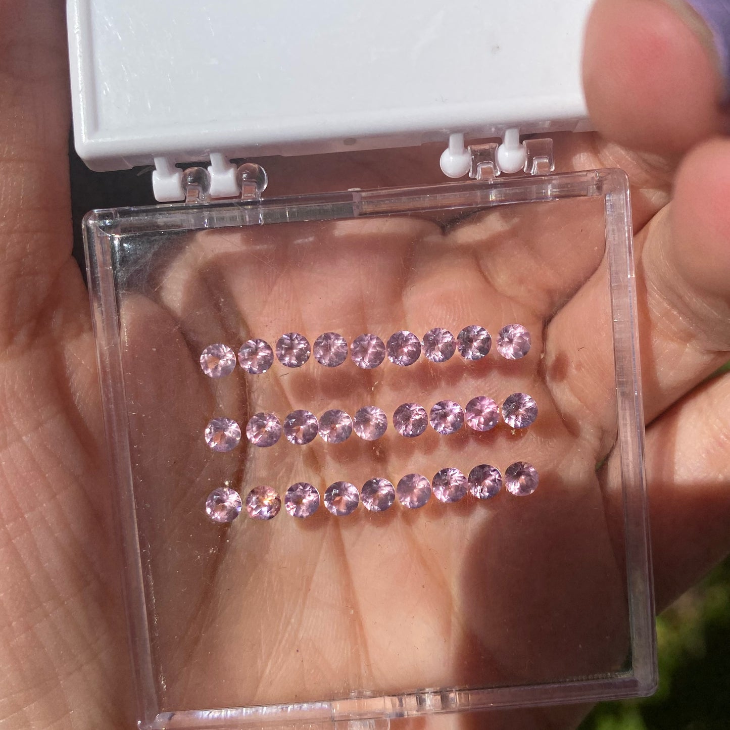 ADVANCE / SECTION Half Churumbela of Opalescent Pink Spinel, total value 8120 pesos 