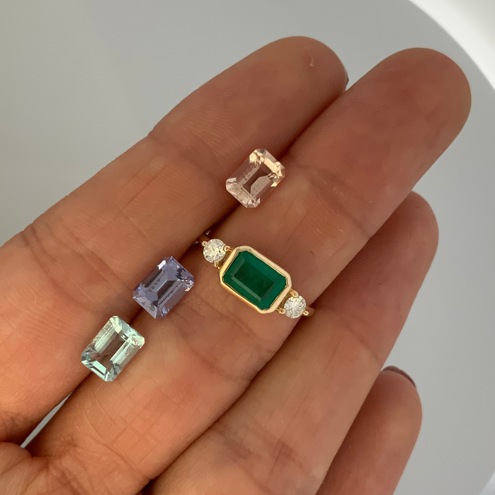 
                      
                        Anillo Emily
                      
                    