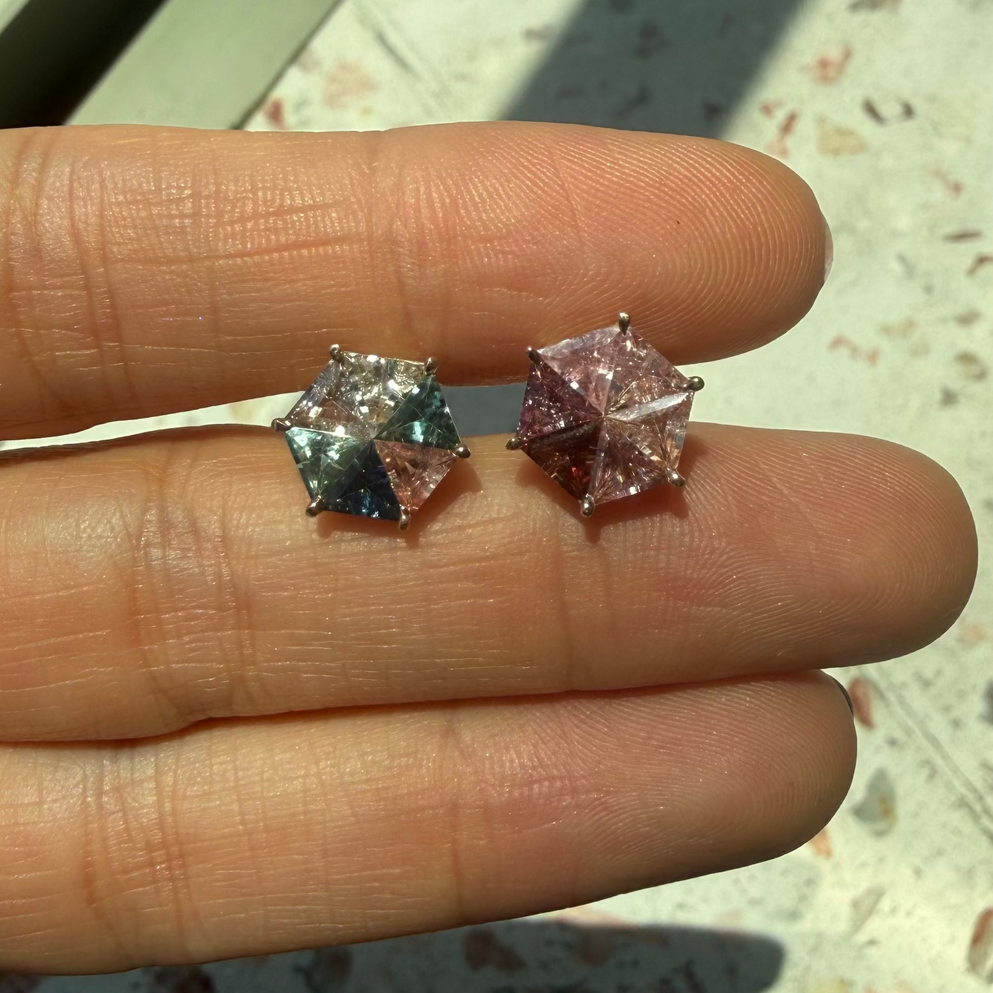 Opción A / ENTREGA INMEDIATA / PIEZA ÚNICA / Par de Aretes De Zafiros Rompecabezas Forma Hexagonal / Oro amarillo 14k