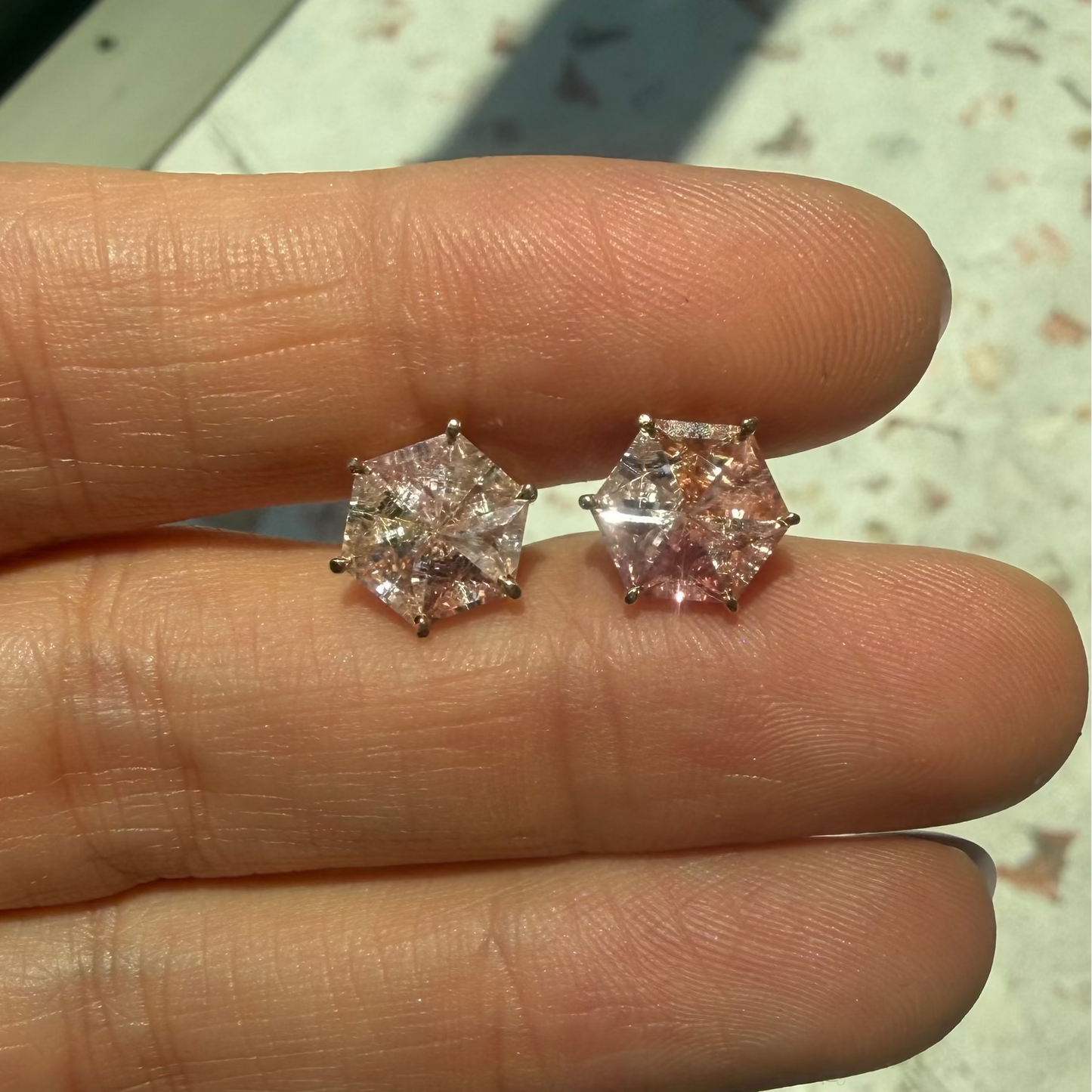 Opción B / ENTREGA INMEDIATA / PIEZA ÚNICA / Par de Aretes De Zafiros Rompecabezas Forma Hexagonal / Oro amarillo 14k