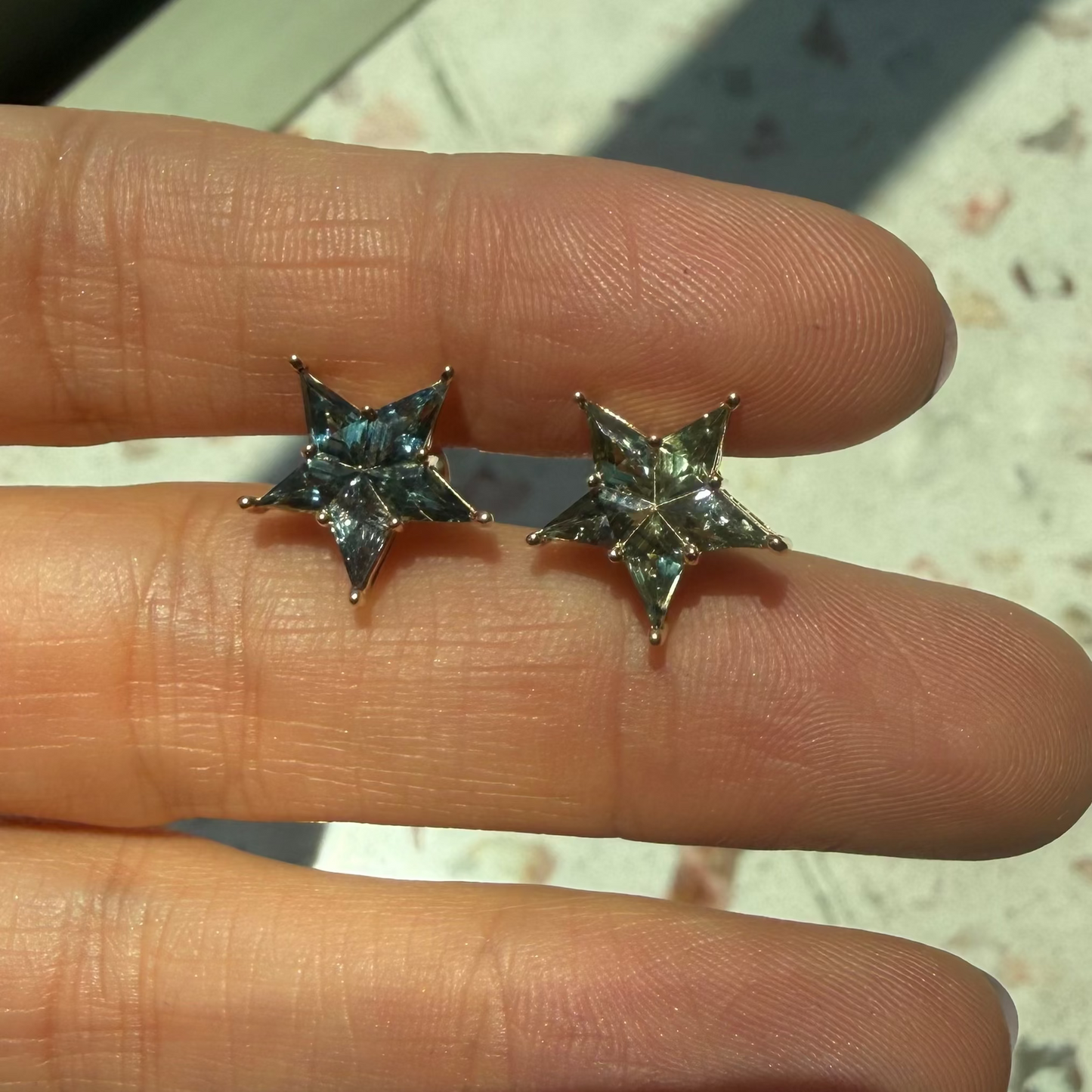 Opción C / ENTREGA INMEDIATA / PIEZA ÚNICA / Par de Aretes De Zafiros Rompecabezas Forma Estrella / Oro amarillo 14k