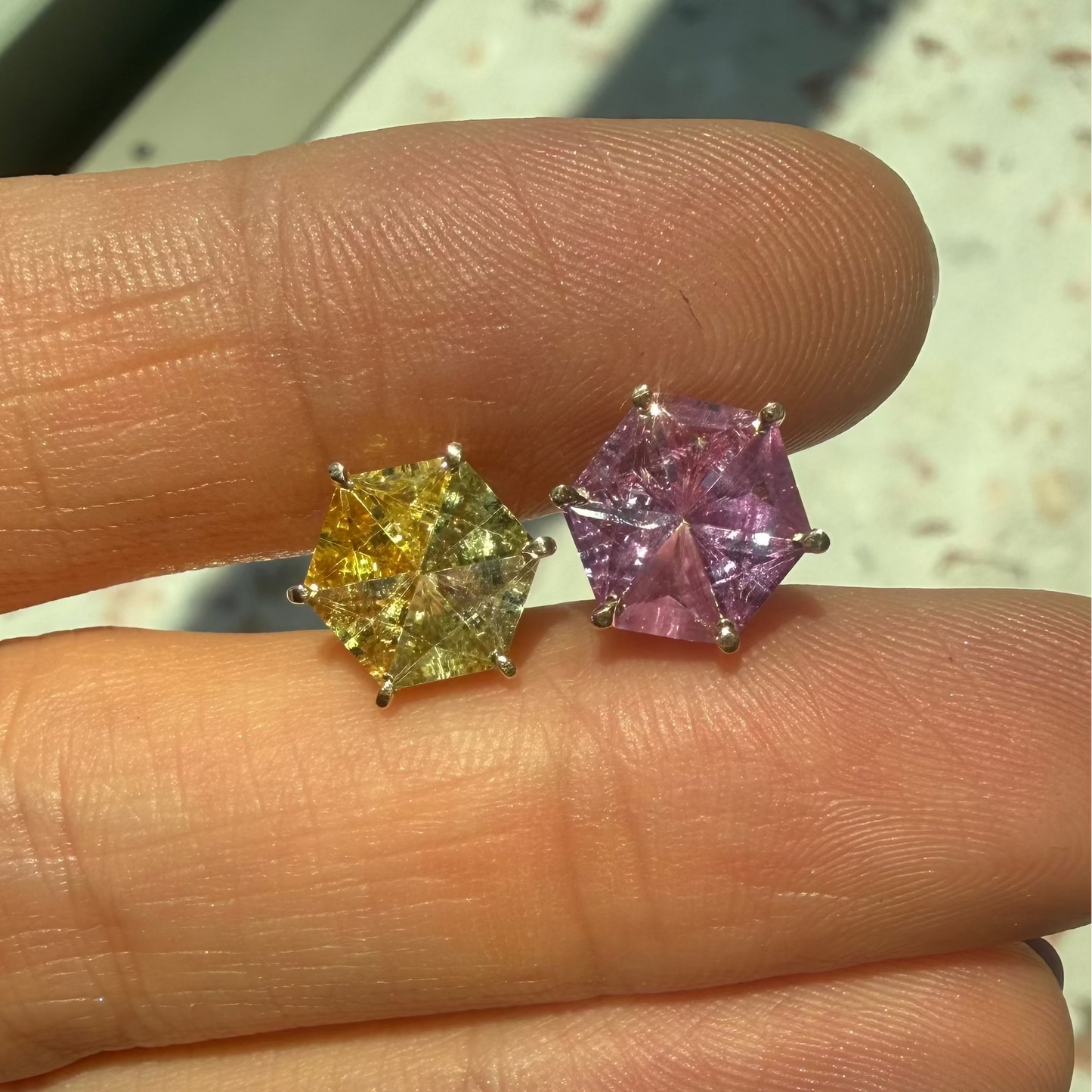 Opción D / ENTREGA INMEDIATA / PIEZA ÚNICA / Par de Aretes De Zafiros Rompecabezas Forma Hexagonal / Oro amarillo 14k