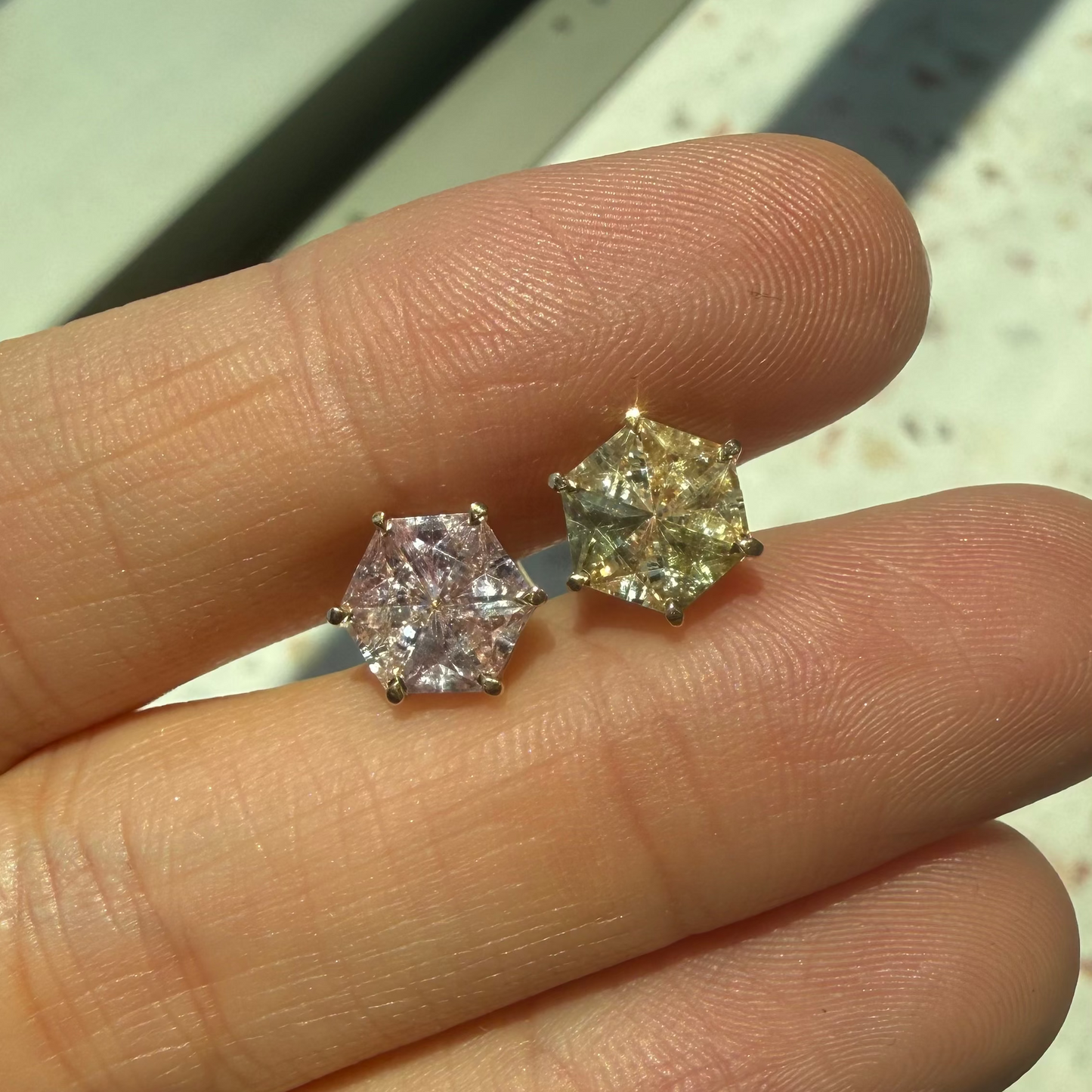 Opción G / ENTREGA INMEDIATA / PIEZA ÚNICA / Par de Aretes De Zafiros Rompecabezas Forma Hexagonal  / Oro amarillo 14k