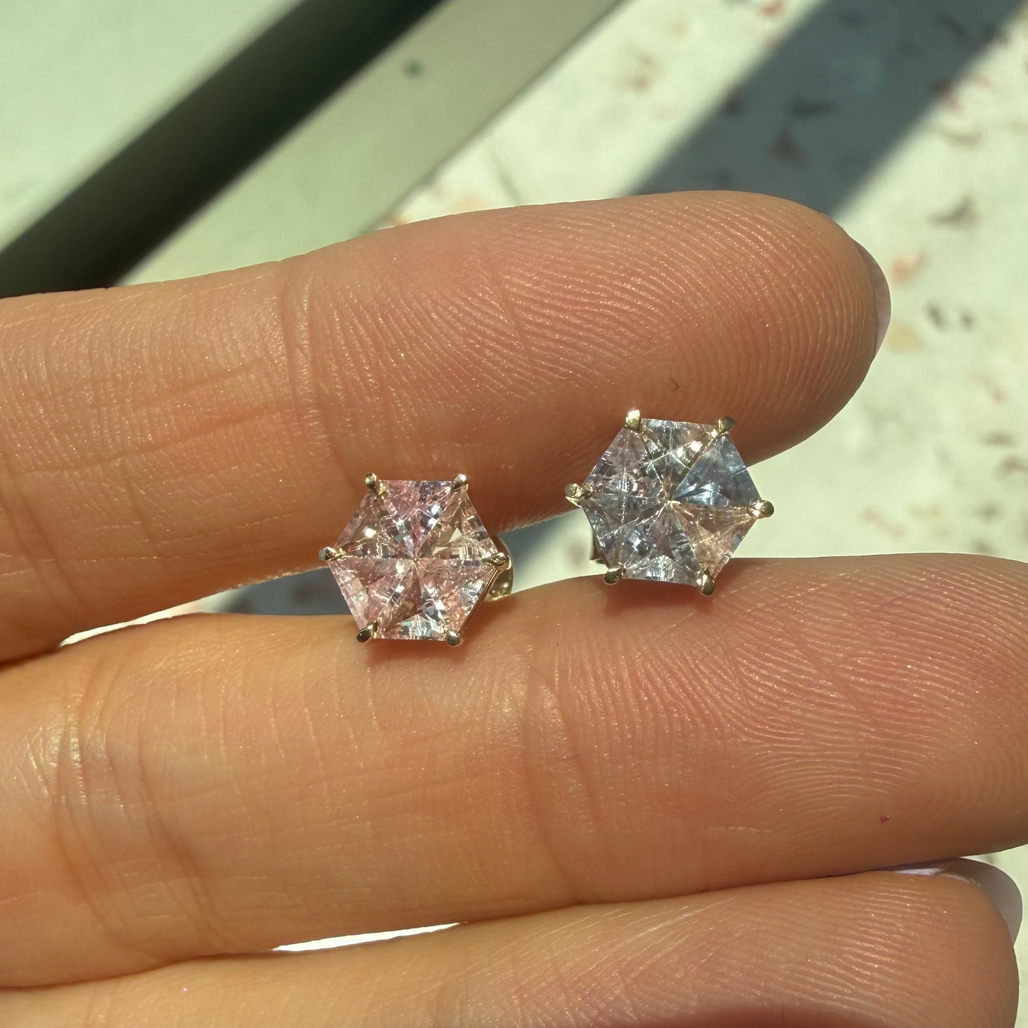Opción H / ENTREGA INMEDIATA / PIEZA ÚNICA / Par de Aretes De Zafiros Rompecabezas Forma Hexagonal  / Oro amarillo 14k