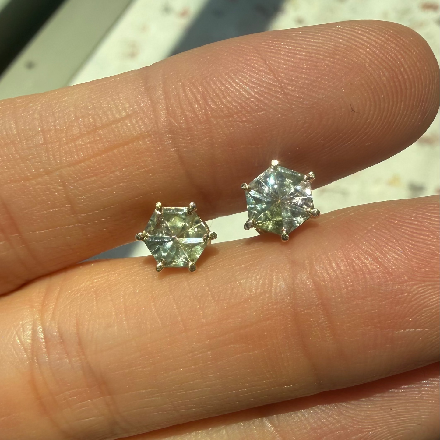 Opción I / ENTREGA INMEDIATA / PIEZA ÚNICA / Par de Aretes De Zafiros Rompecabezas Forma Hexagonal  / Oro amarillo 14k