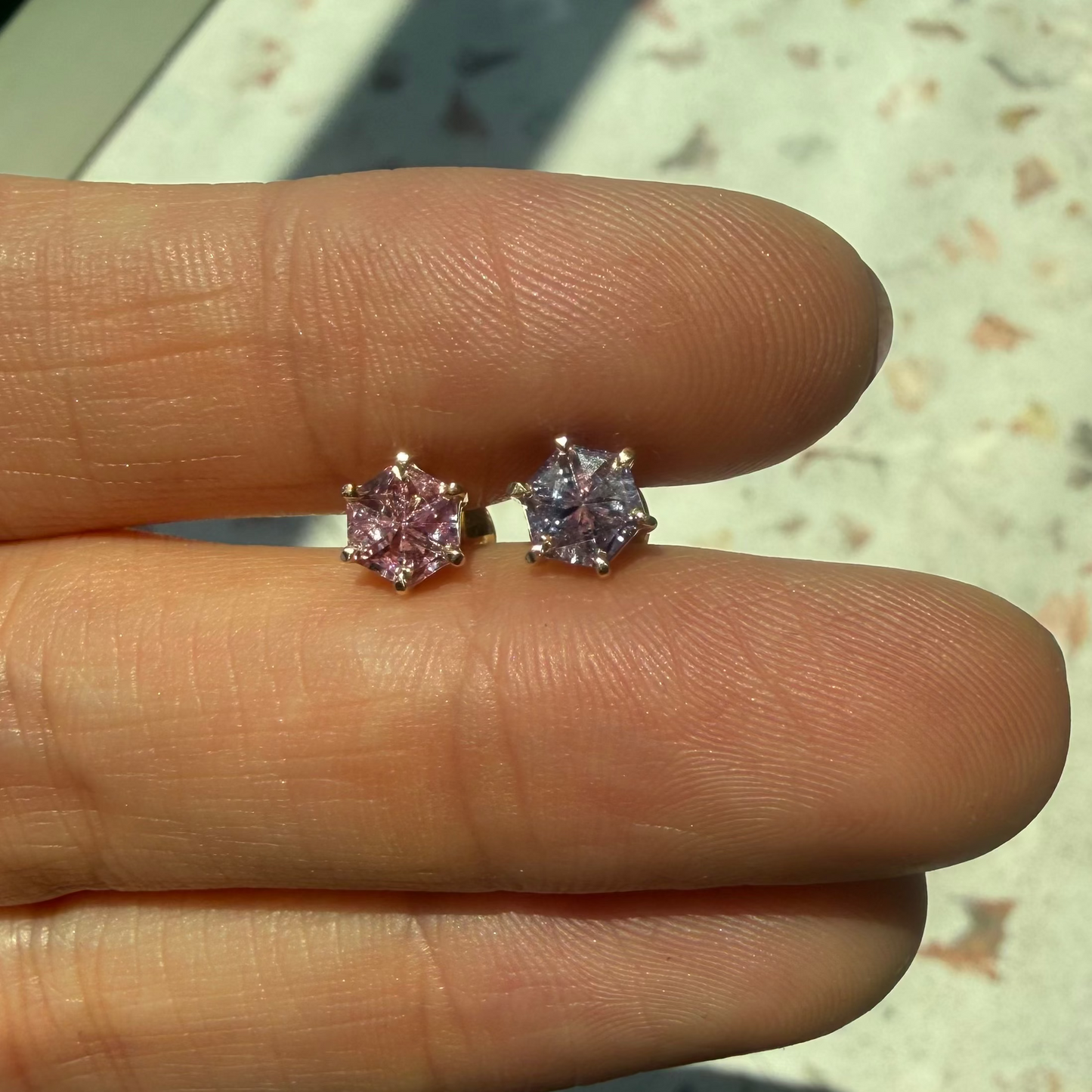Opción J / ENTREGA INMEDIATA / PIEZA ÚNICA / Par de Aretes De Zafiros Rompecabezas Forma Hexagonal  / Oro amarillo 14k