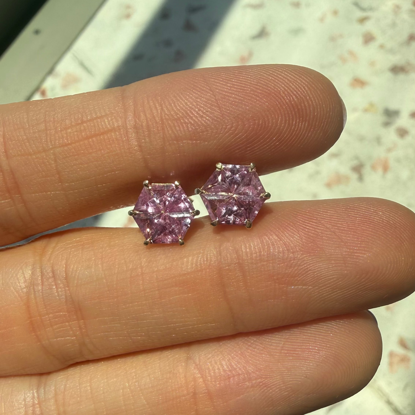 Opción K / ENTREGA INMEDIATA / PIEZA ÚNICA / Par de Aretes De Zafiros Rompecabezas Forma Hexagonal  / Oro amarillo 14k