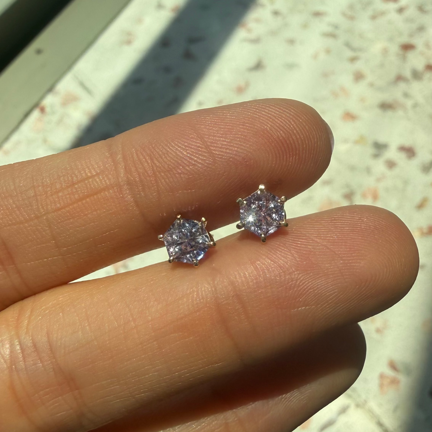 Opción L / ENTREGA INMEDIATA / PIEZA ÚNICA / Par de Aretes De Zafiros Rompecabezas Forma Hexagonal  / Oro amarillo 14k