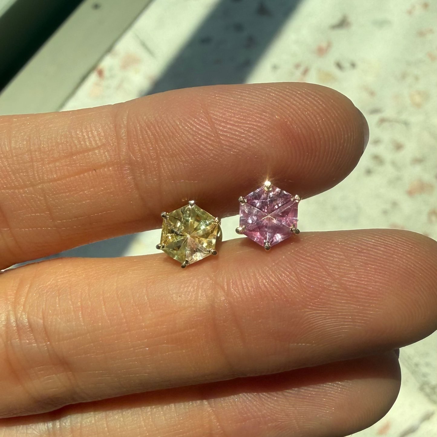 Opción M / ENTREGA INMEDIATA / PIEZA ÚNICA / Par de Aretes De Zafiros Rompecabezas Forma Hexagonal  / Oro amarillo 14k