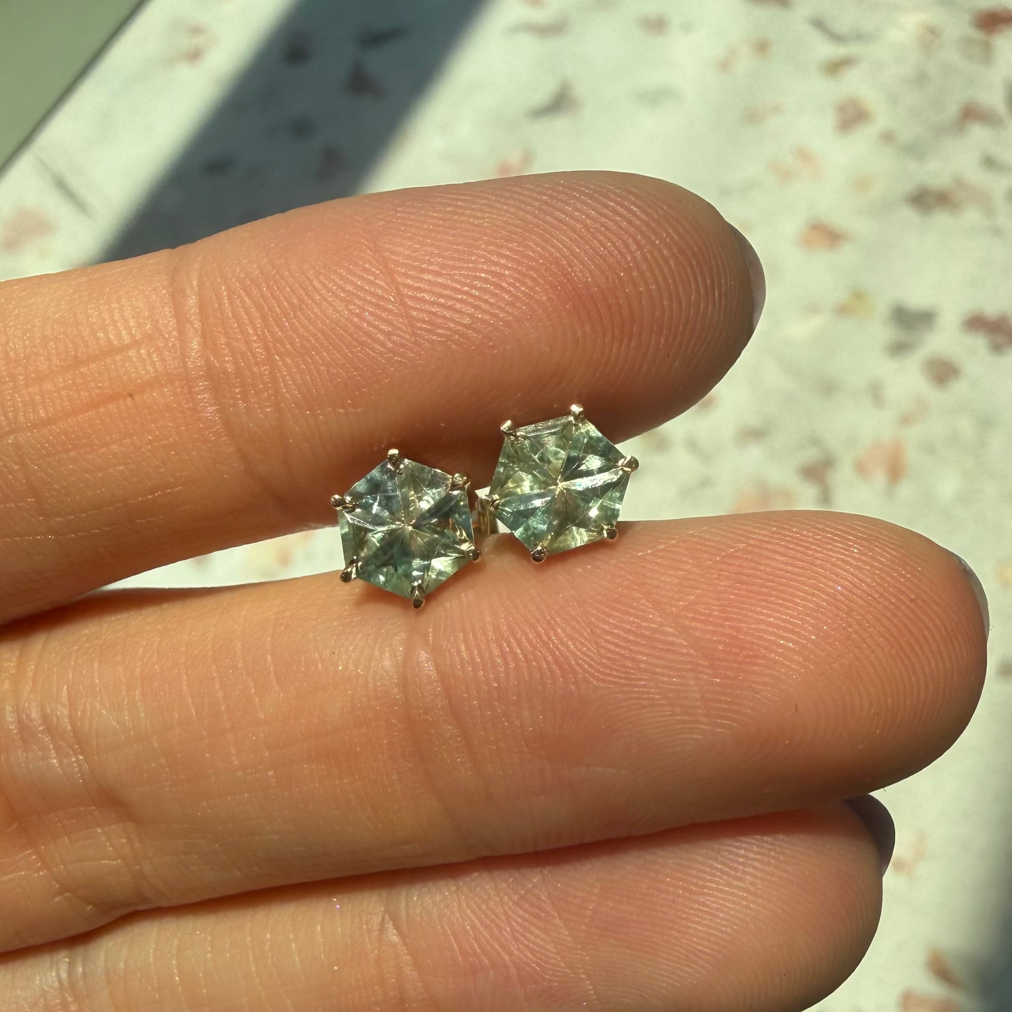 Opción N / ENTREGA INMEDIATA / PIEZA ÚNICA / Par de Aretes De Zafiros Rompecabezas Forma Hexagonal  / Oro amarillo 14k