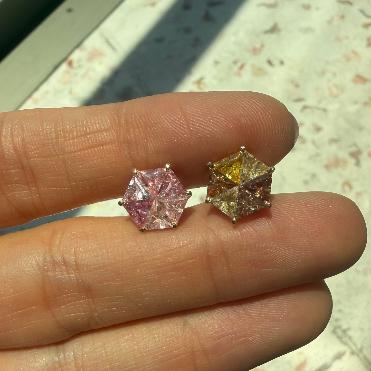 Opción O / ENTREGA INMEDIATA / PIEZA ÚNICA / Par de Aretes De Zafiros Rompecabezas Forma Hexagonal  / Oro amarillo 14k