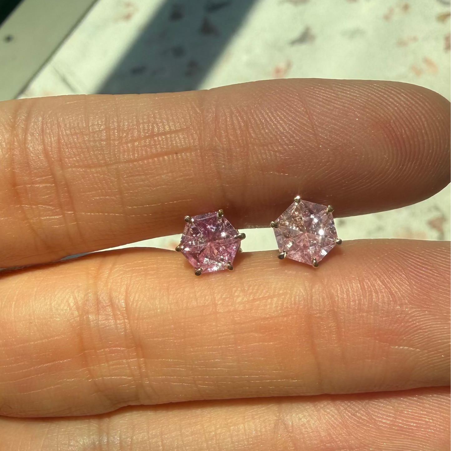 Opción P / ENTREGA INMEDIATA / PIEZA ÚNICA / Par de Aretes De Zafiros Rompecabezas Forma Hexagonal  / Oro amarillo 14k