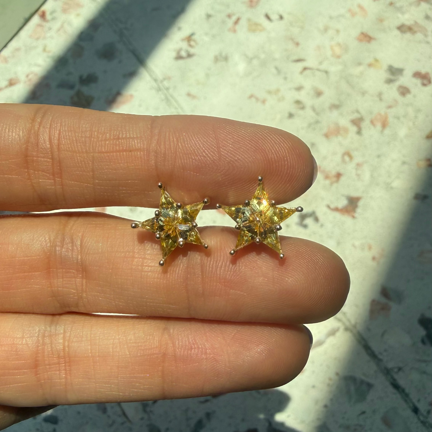 Opción Q / ENTREGA INMEDIATA / PIEZA ÚNICA / Par de Aretes De Zafiros Rompecabezas Forma Estrella  / Oro amarillo 14k