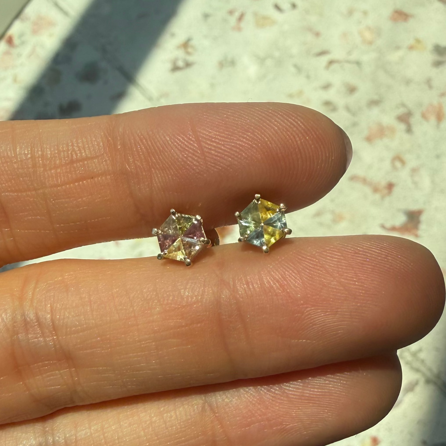 Opción R / ENTREGA INMEDIATA / PIEZA ÚNICA / Par de Aretes De Zafiros Rompecabezas Forma Hexagonal  / Oro amarillo 14k