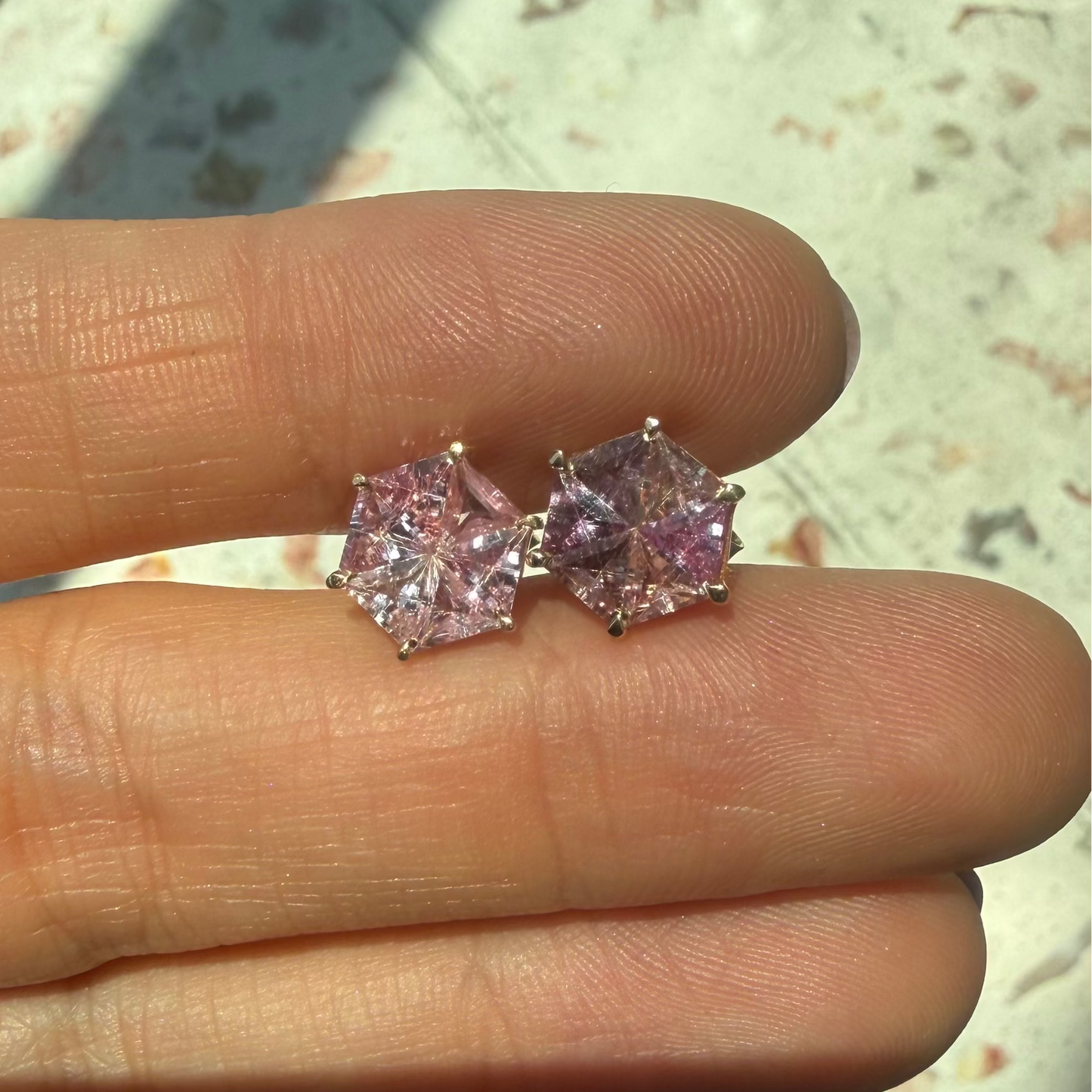 Opción S / ENTREGA INMEDIATA / PIEZA ÚNICA / Par de Aretes De Zafiros Rompecabezas Forma Hexagonal  / Oro amarillo 14k
