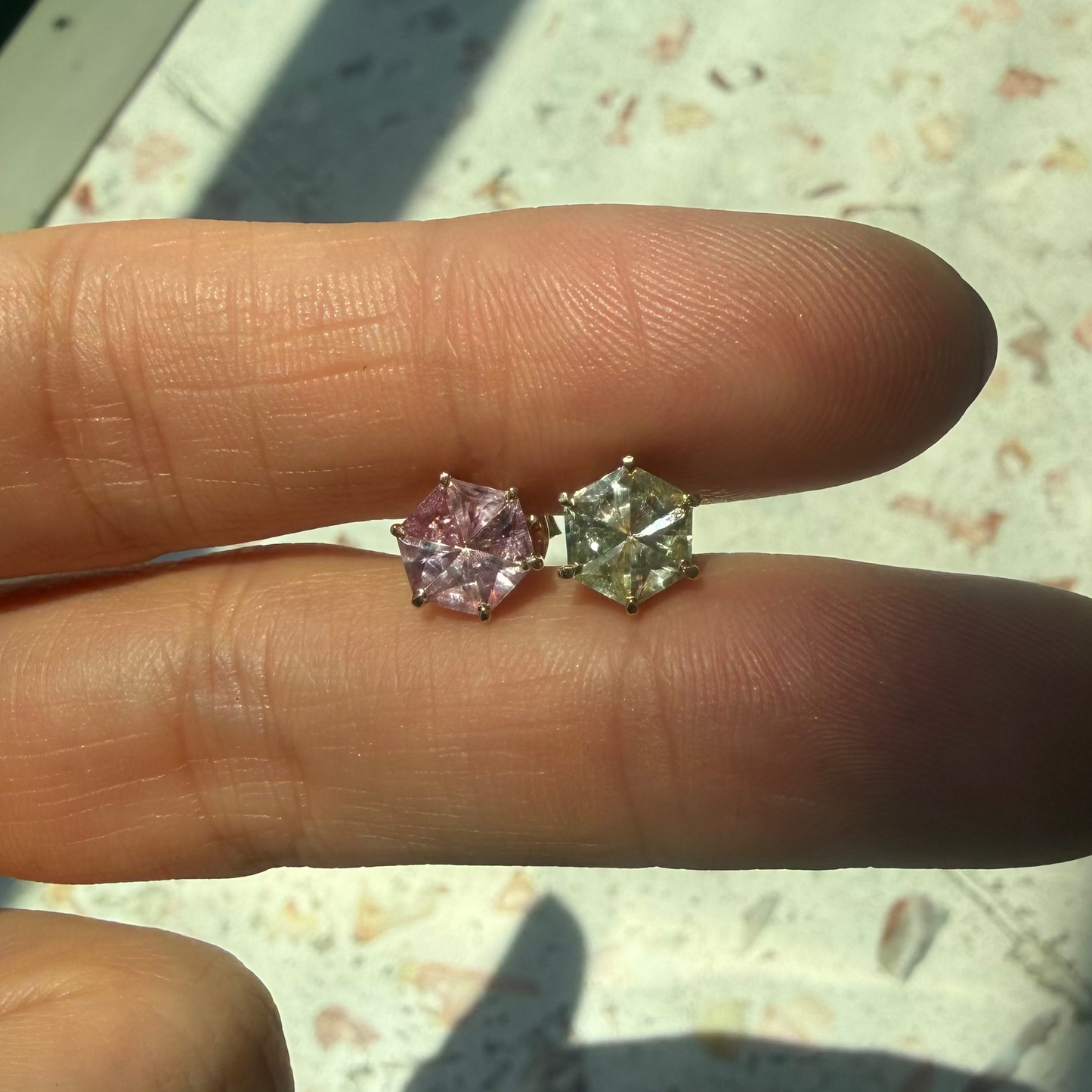 Opción T / ENTREGA INMEDIATA / PIEZA ÚNICA / Par de Aretes De Zafiros Rompecabezas Forma Hexagonal  / Oro amarillo 14k