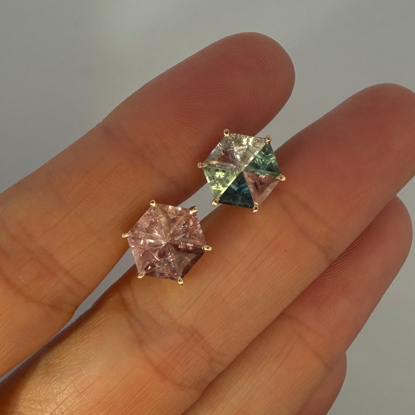 Opción A / ENTREGA INMEDIATA / PIEZA ÚNICA / Par de Aretes De Zafiros Rompecabezas Forma Hexagonal / Oro amarillo 14k