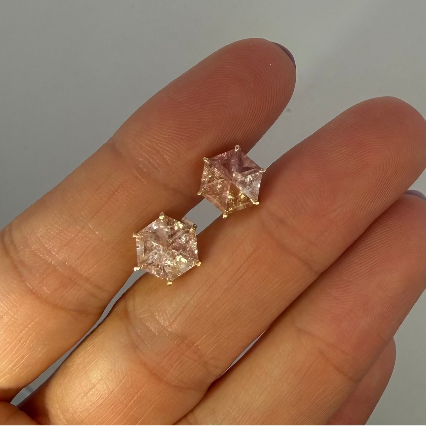 Opción B / ENTREGA INMEDIATA / PIEZA ÚNICA / Par de Aretes De Zafiros Rompecabezas Forma Hexagonal / Oro amarillo 14k