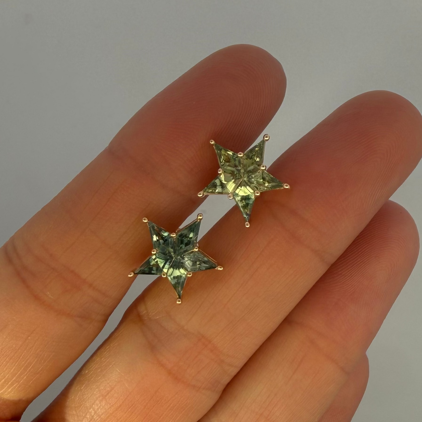 Opción C / ENTREGA INMEDIATA / PIEZA ÚNICA / Par de Aretes De Zafiros Rompecabezas Forma Estrella / Oro amarillo 14k