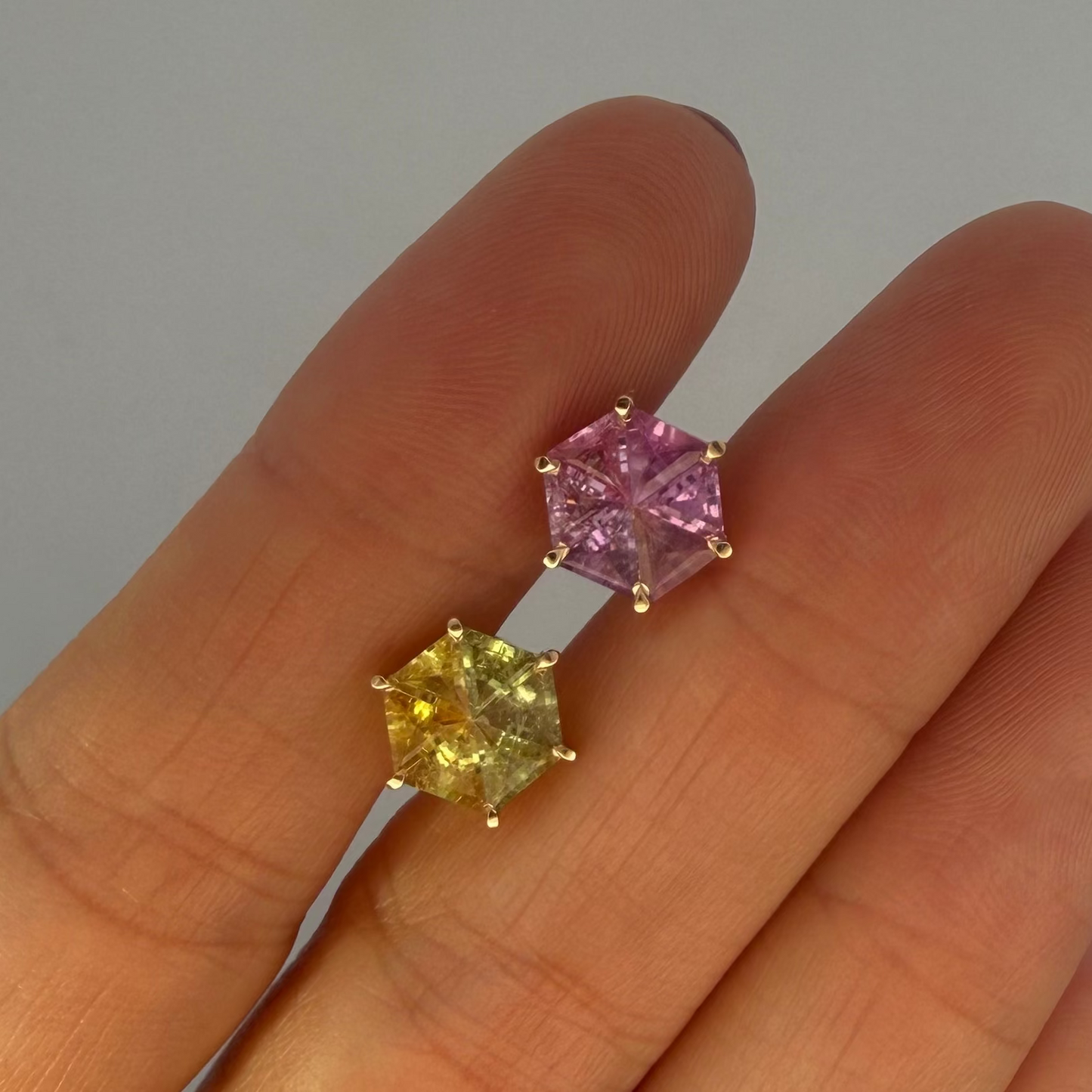 Opción D / ENTREGA INMEDIATA / PIEZA ÚNICA / Par de Aretes De Zafiros Rompecabezas Forma Hexagonal / Oro amarillo 14k
