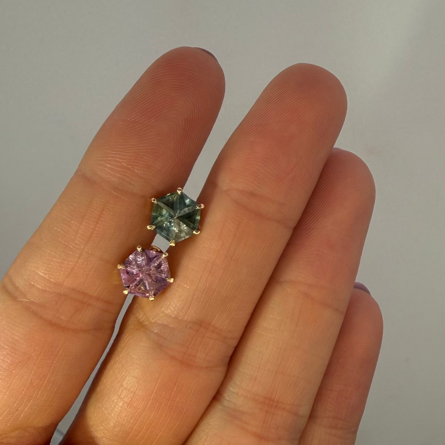 Opción F / ENTREGA INMEDIATA / PIEZA ÚNICA / Par de Aretes De Zafiros Rompecabezas Forma Hexagonal  / Oro amarillo 14k