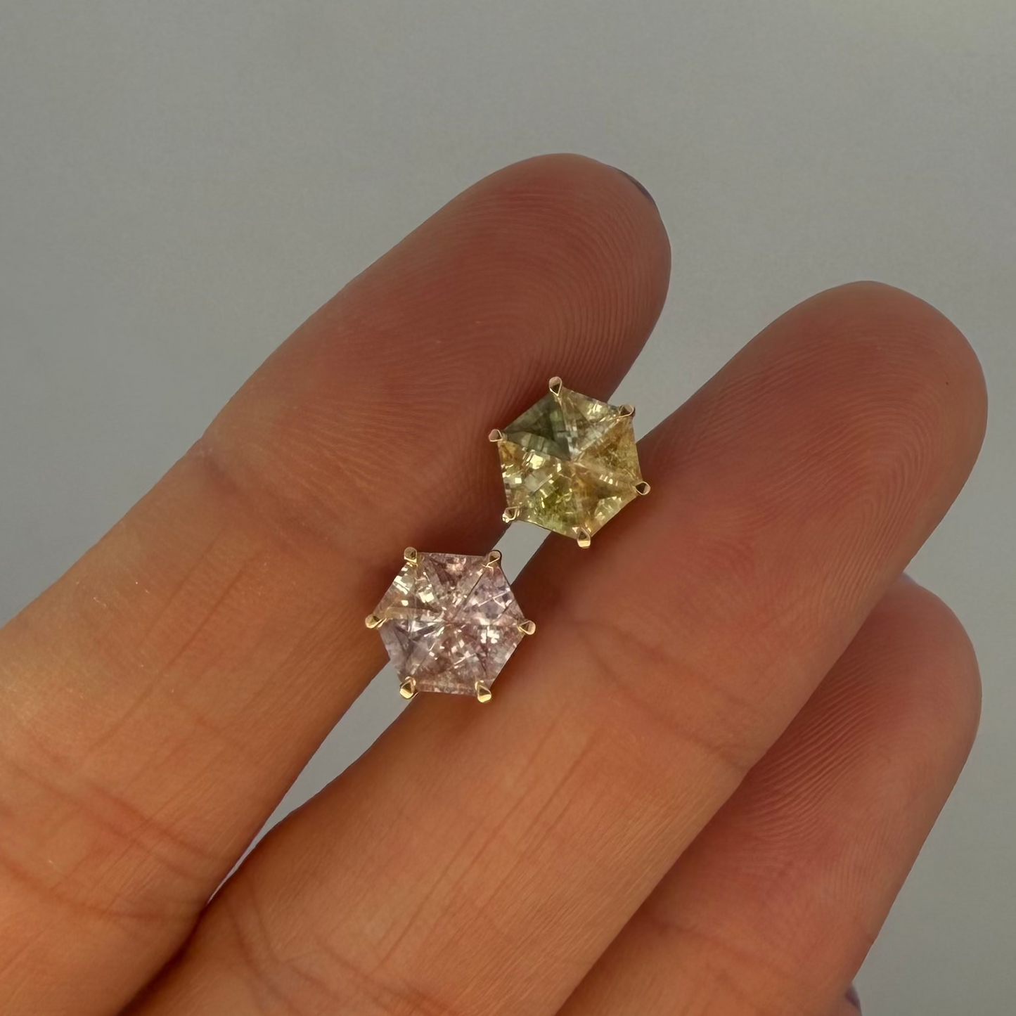 Opción G / ENTREGA INMEDIATA / PIEZA ÚNICA / Par de Aretes De Zafiros Rompecabezas Forma Hexagonal  / Oro amarillo 14k