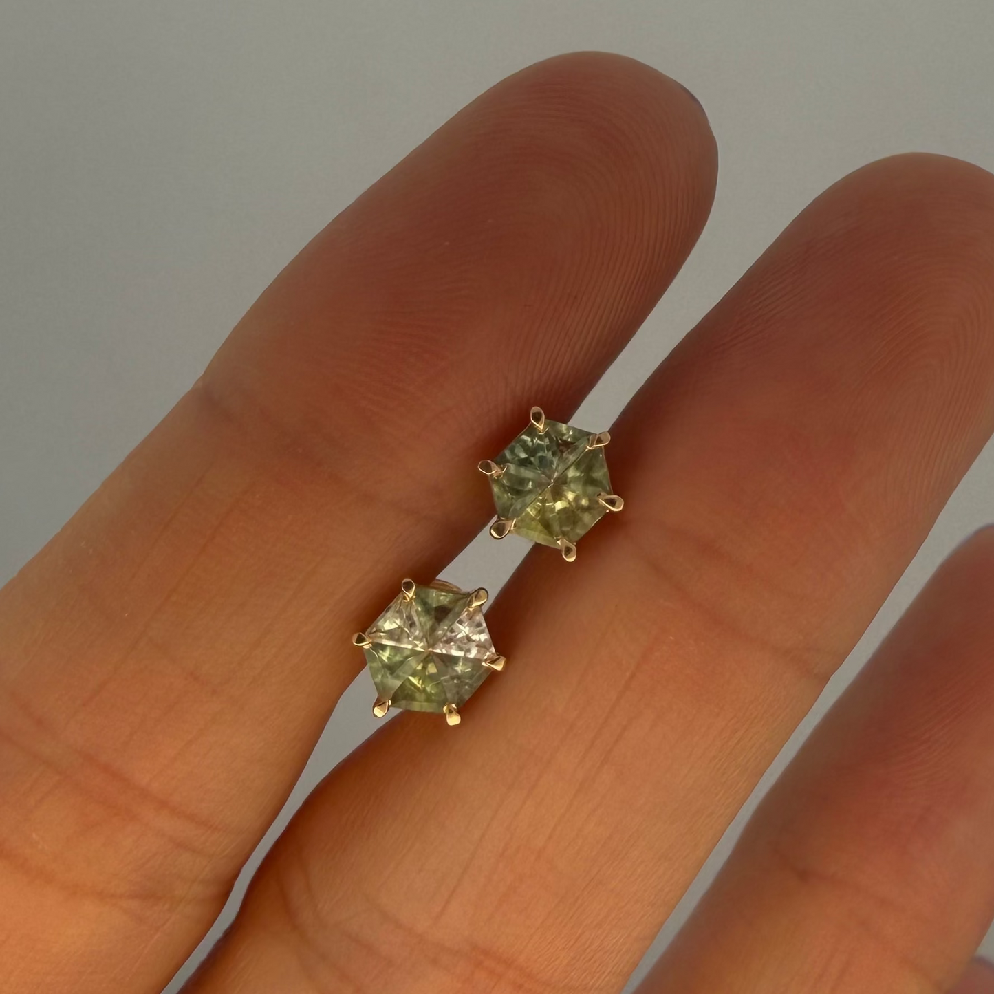 Opción I / ENTREGA INMEDIATA / PIEZA ÚNICA / Par de Aretes De Zafiros Rompecabezas Forma Hexagonal  / Oro amarillo 14k