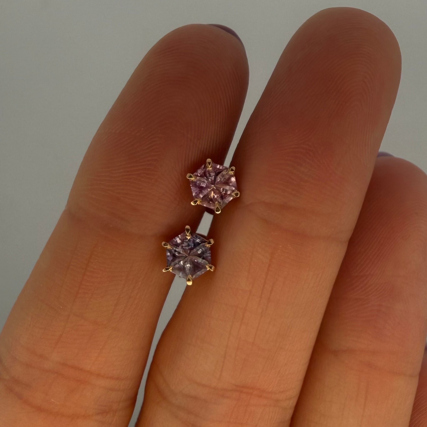 Opción J / ENTREGA INMEDIATA / PIEZA ÚNICA / Par de Aretes De Zafiros Rompecabezas Forma Hexagonal  / Oro amarillo 14k