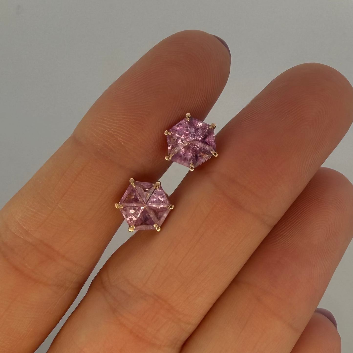 Opción K / ENTREGA INMEDIATA / PIEZA ÚNICA / Par de Aretes De Zafiros Rompecabezas Forma Hexagonal  / Oro amarillo 14k