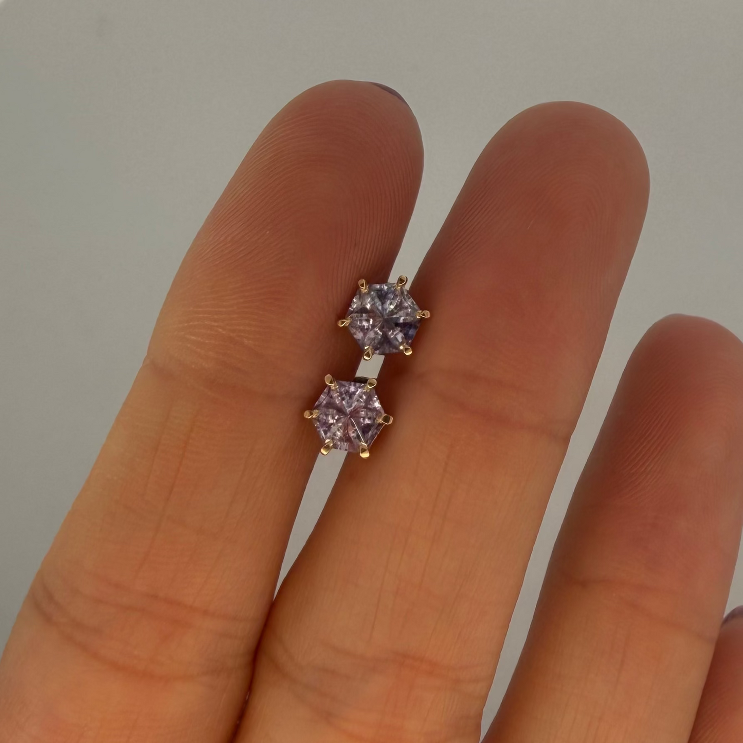 Opción L / ENTREGA INMEDIATA / PIEZA ÚNICA / Par de Aretes De Zafiros Rompecabezas Forma Hexagonal  / Oro amarillo 14k