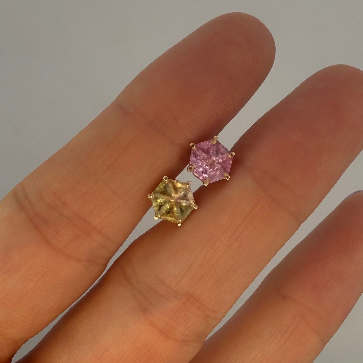 Opción M / ENTREGA INMEDIATA / PIEZA ÚNICA / Par de Aretes De Zafiros Rompecabezas Forma Hexagonal  / Oro amarillo 14k