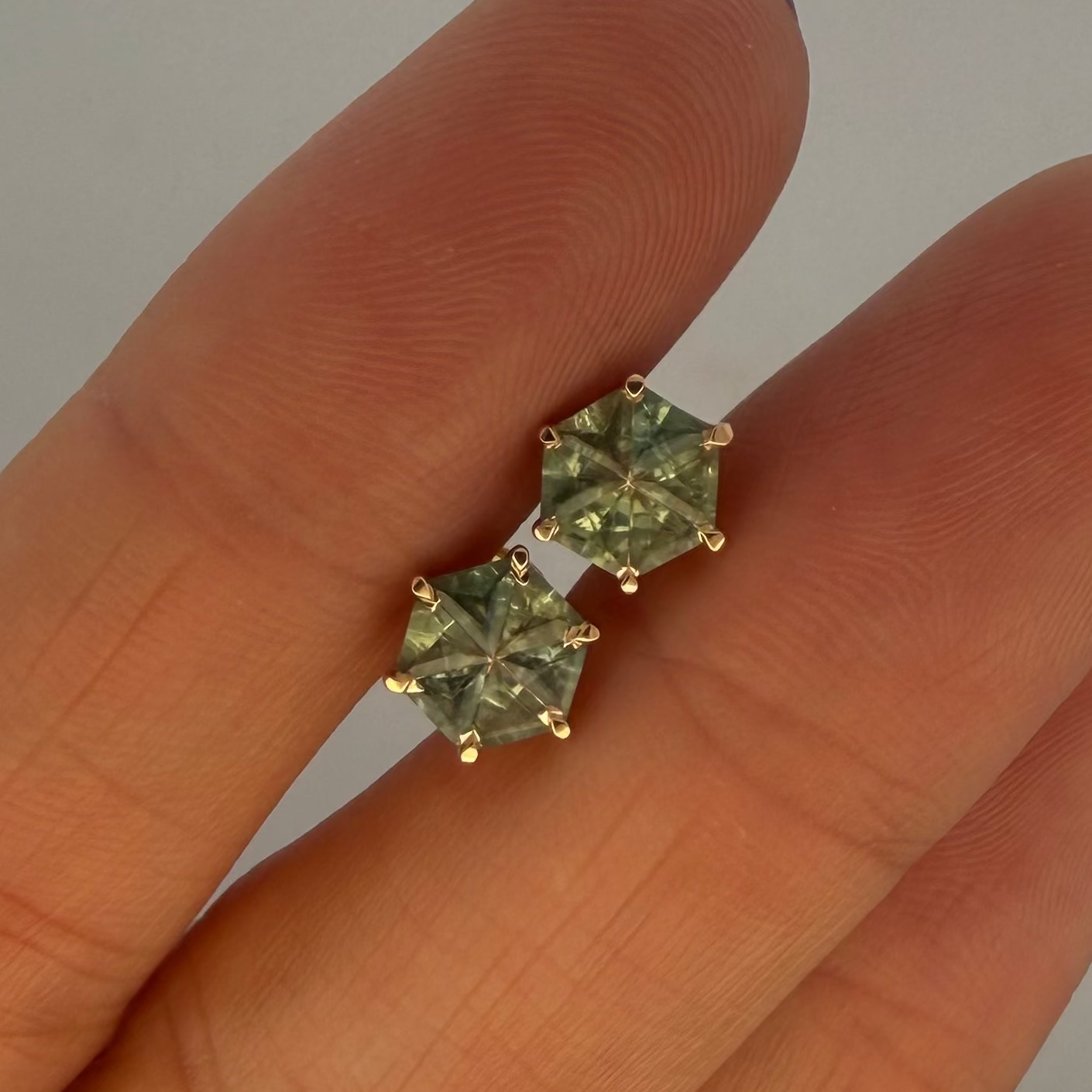 Opción N / ENTREGA INMEDIATA / PIEZA ÚNICA / Par de Aretes De Zafiros Rompecabezas Forma Hexagonal  / Oro amarillo 14k
