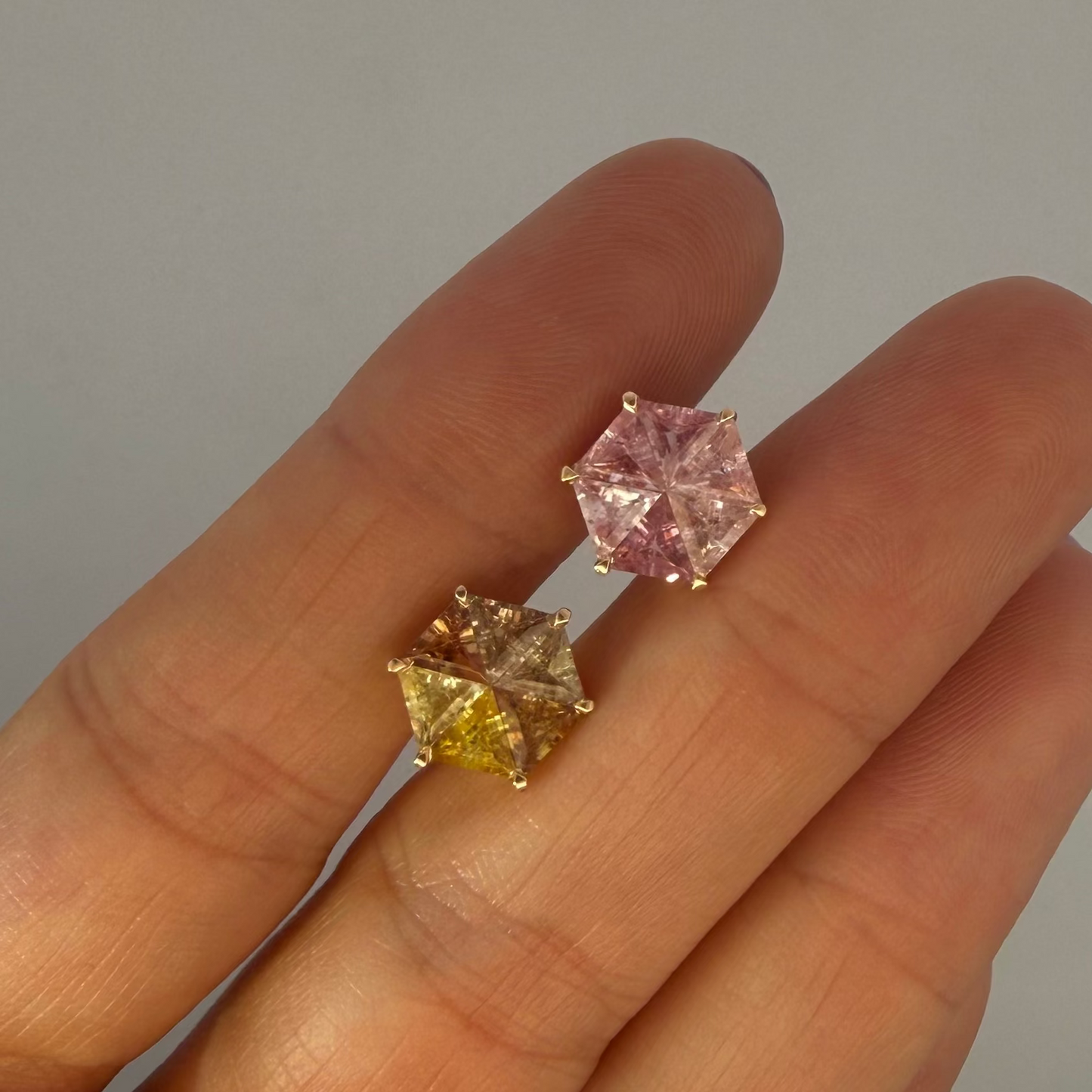 Opción O / ENTREGA INMEDIATA / PIEZA ÚNICA / Par de Aretes De Zafiros Rompecabezas Forma Hexagonal  / Oro amarillo 14k