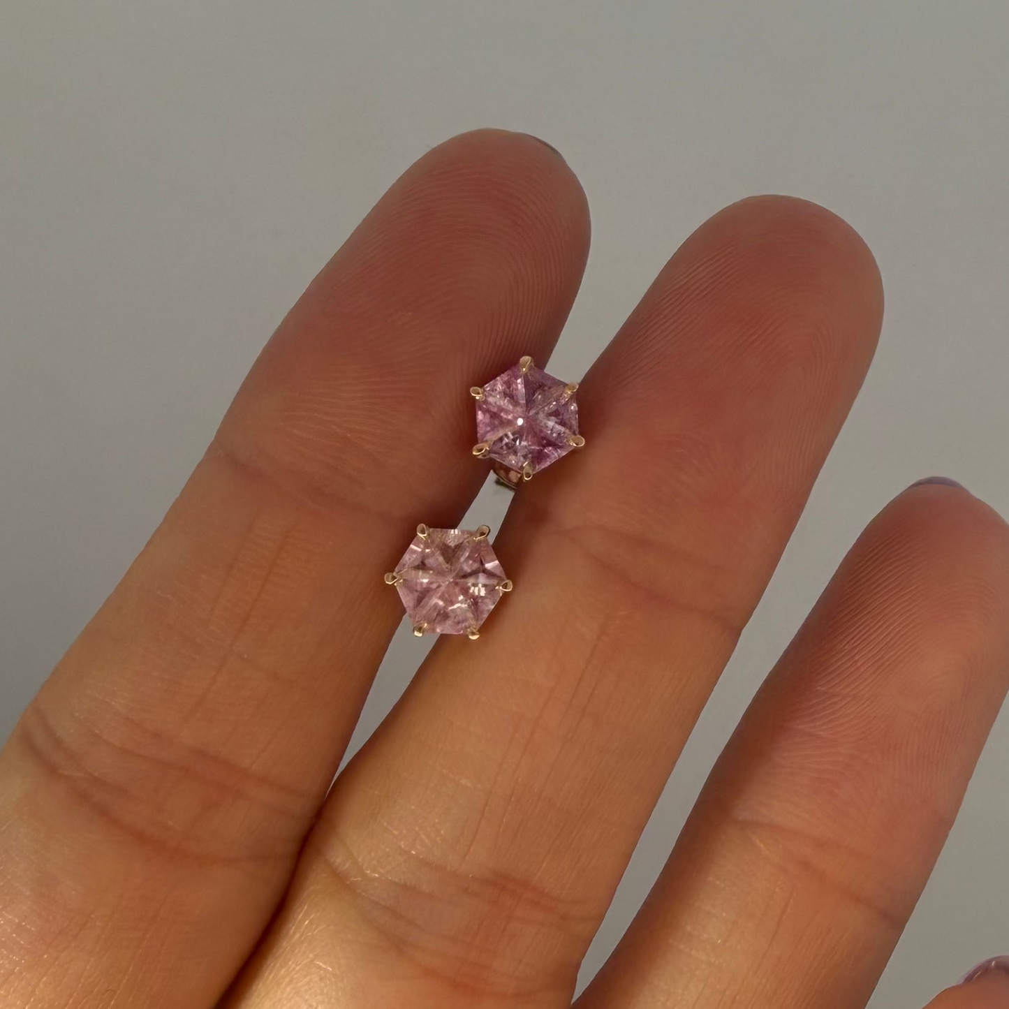 Opción P / ENTREGA INMEDIATA / PIEZA ÚNICA / Par de Aretes De Zafiros Rompecabezas Forma Hexagonal  / Oro amarillo 14k