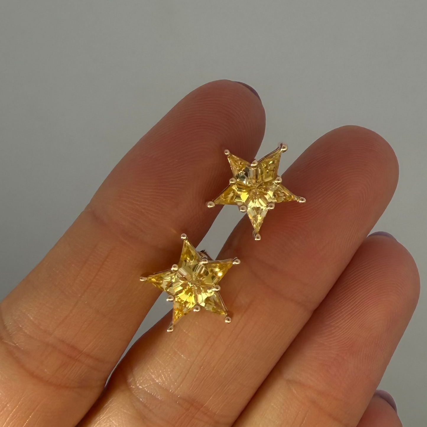 Opción Q / ENTREGA INMEDIATA / PIEZA ÚNICA / Par de Aretes De Zafiros Rompecabezas Forma Estrella  / Oro amarillo 14k