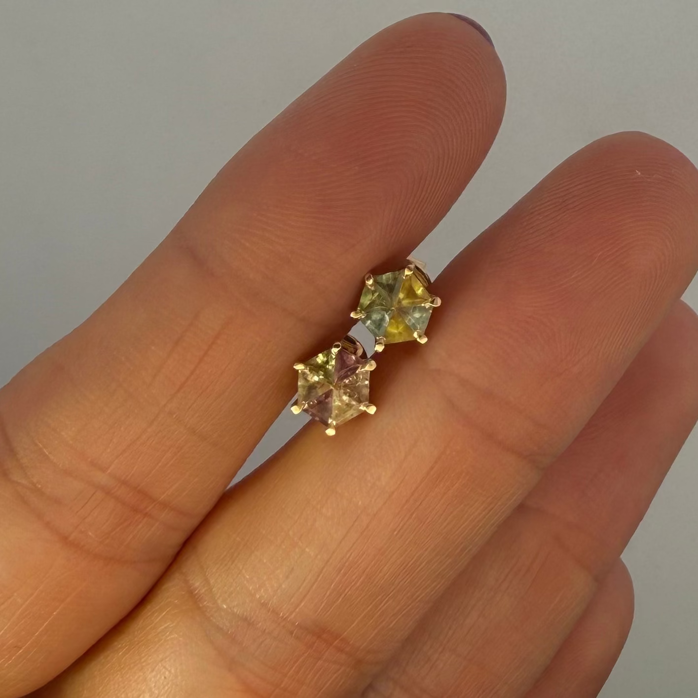 Opción R / ENTREGA INMEDIATA / PIEZA ÚNICA / Par de Aretes De Zafiros Rompecabezas Forma Hexagonal  / Oro amarillo 14k
