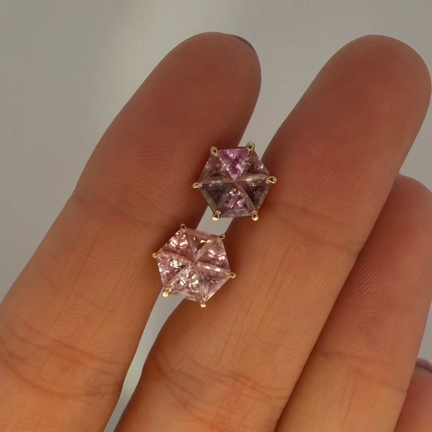 Opción S / ENTREGA INMEDIATA / PIEZA ÚNICA / Par de Aretes De Zafiros Rompecabezas Forma Hexagonal  / Oro amarillo 14k