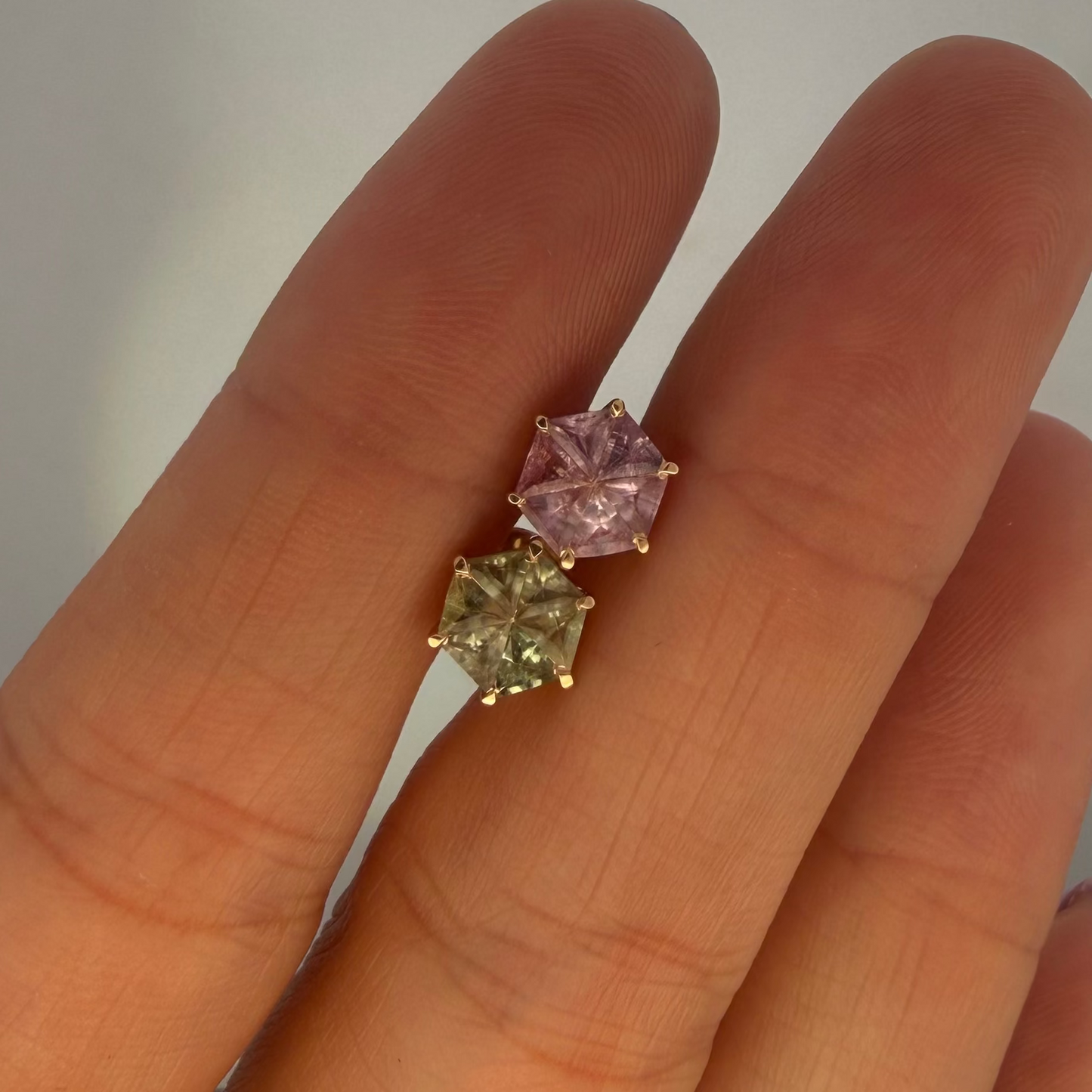 Opción T / ENTREGA INMEDIATA / PIEZA ÚNICA / Par de Aretes De Zafiros Rompecabezas Forma Hexagonal  / Oro amarillo 14k